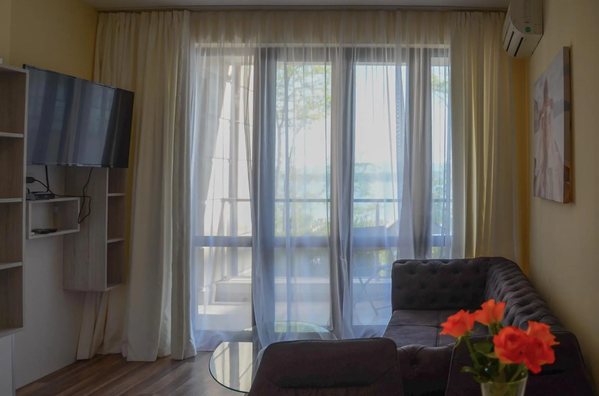 Communal lounge/ TV room in Green Paradise Deluxe Apartments