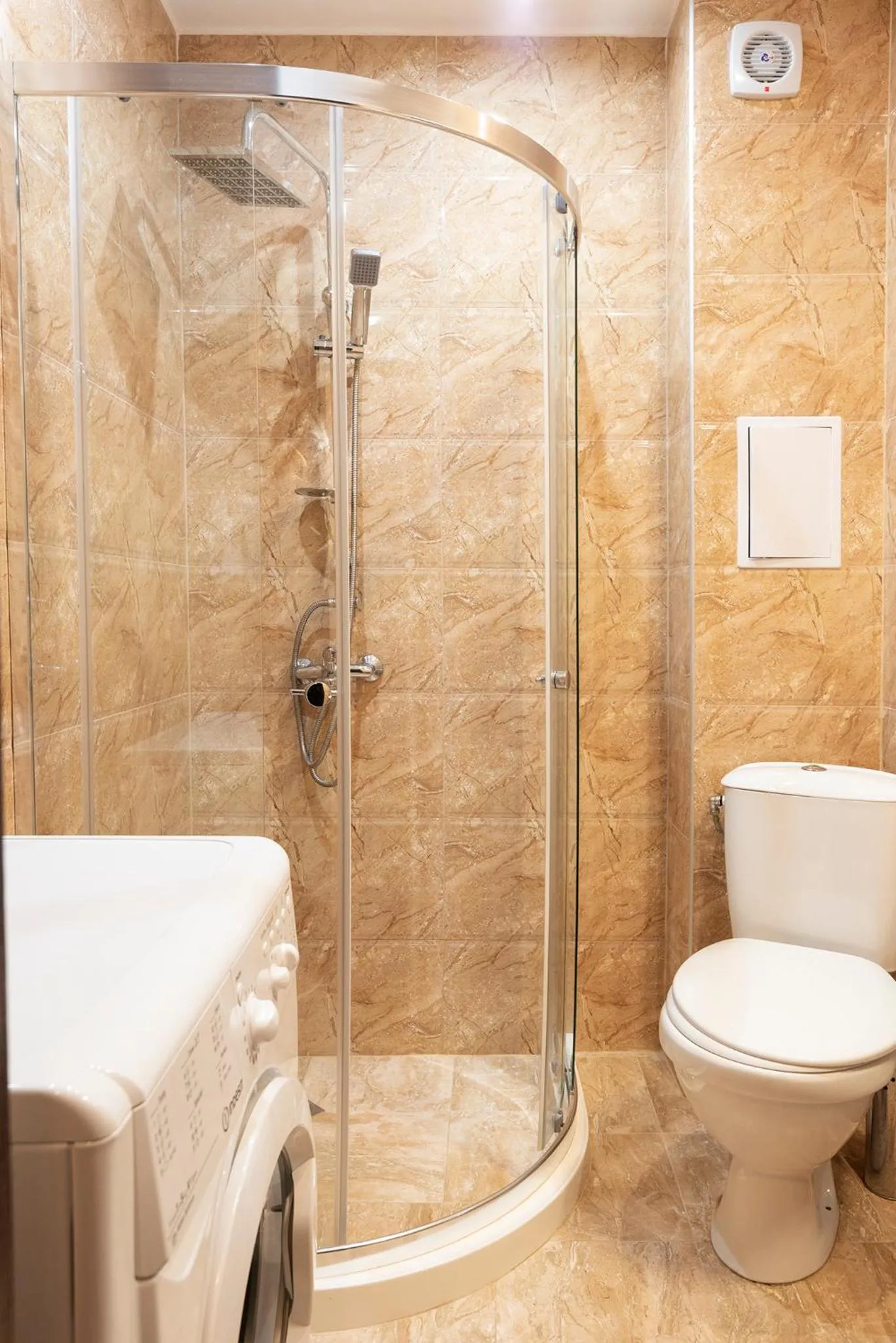 Shower in Green Paradise Deluxe Apartments