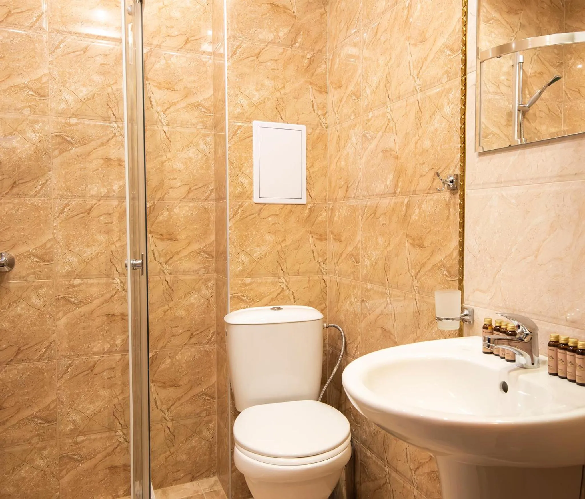 Shower in Green Paradise Deluxe Apartments