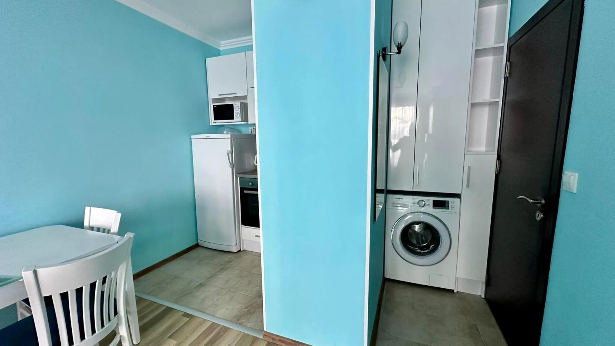 washing machine in Green Paradise Deluxe Apartments