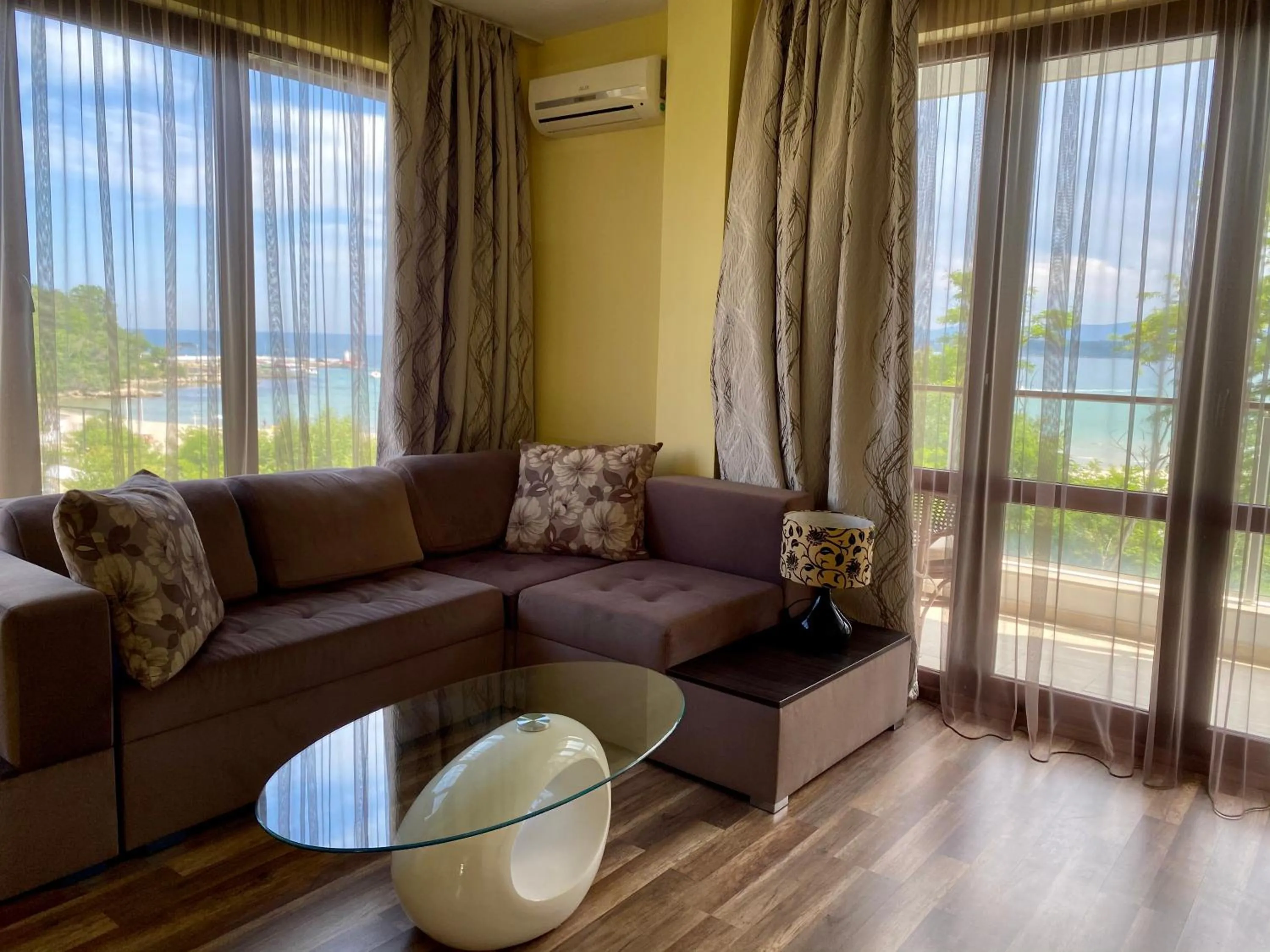 Living room in Green Paradise Deluxe Apartments
