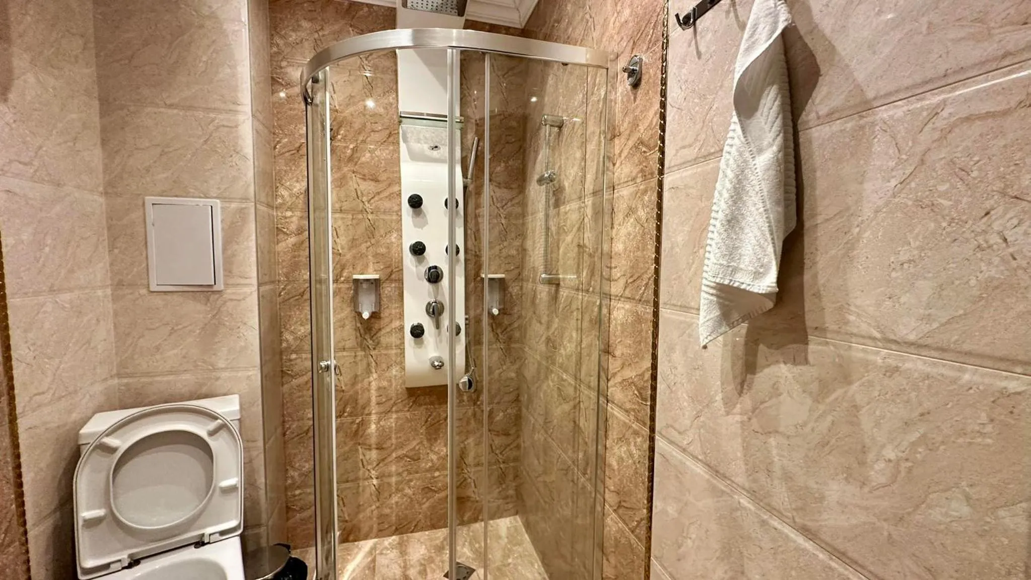 Shower in Green Paradise Deluxe Apartments