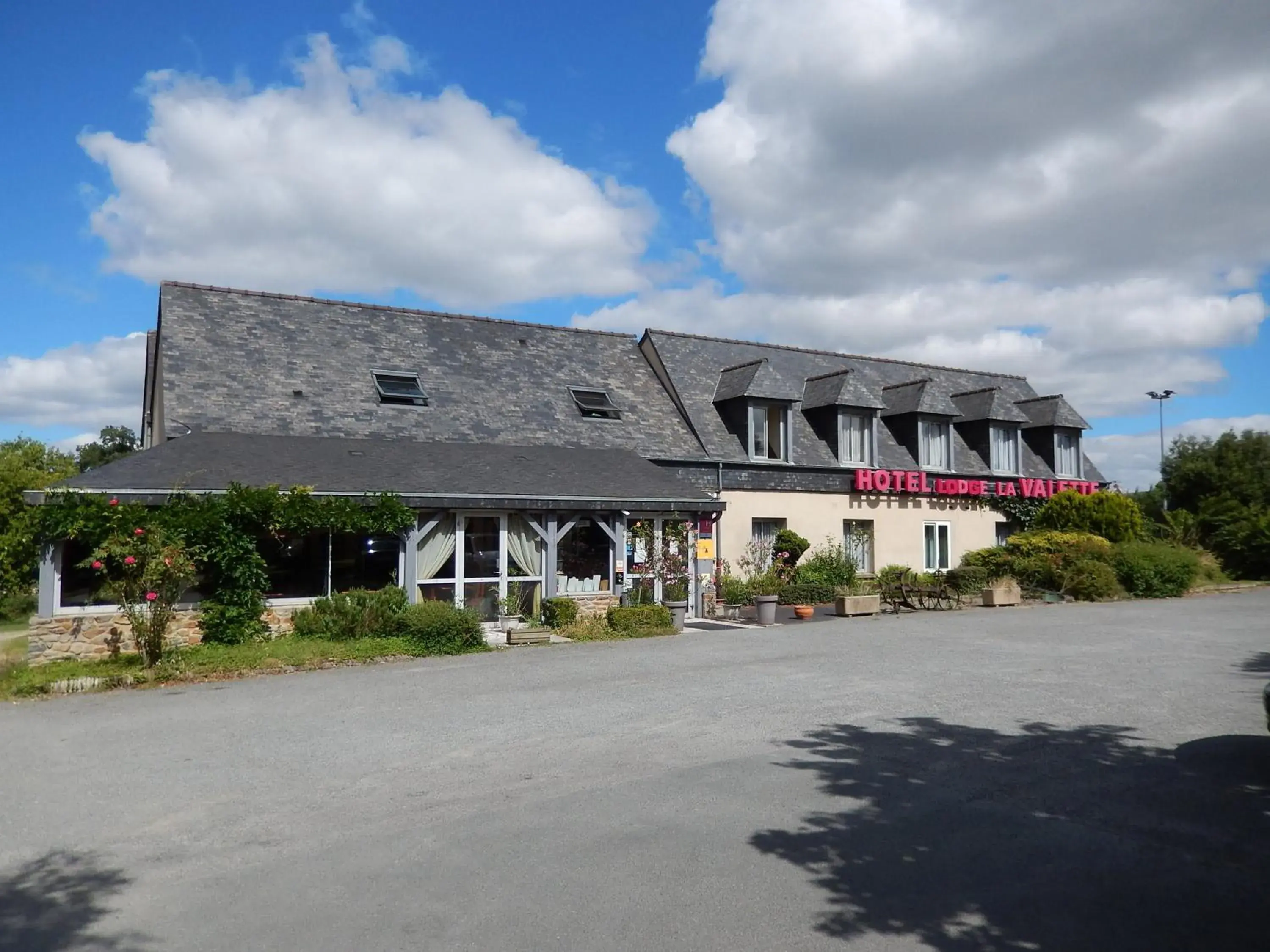 Facade/entrance in Logis Hôtel Lodge La Valette Facade/entrance in Logis Hôtel Lodge La Valette