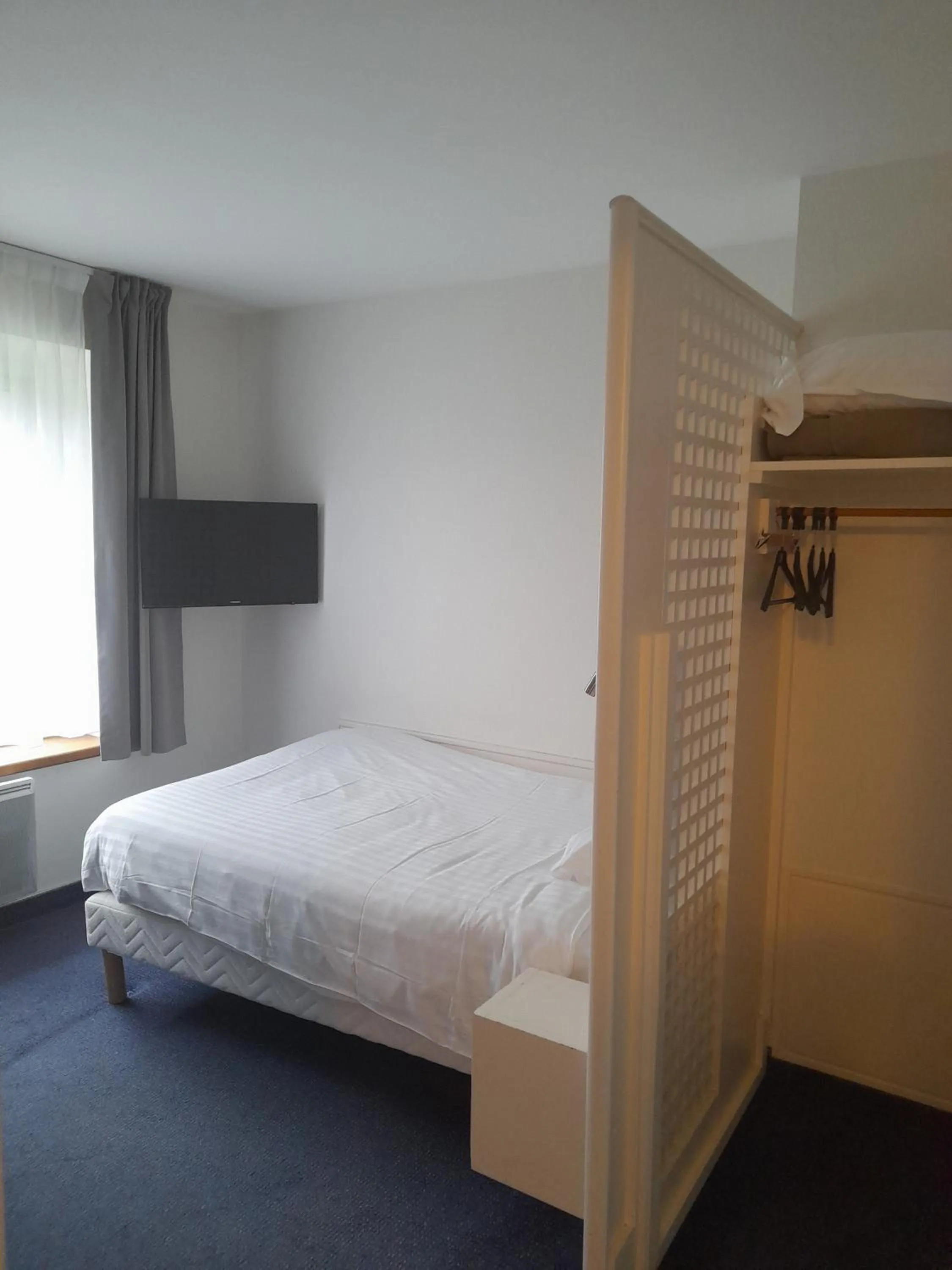 Bed in Logis Hôtel Lodge La Valette