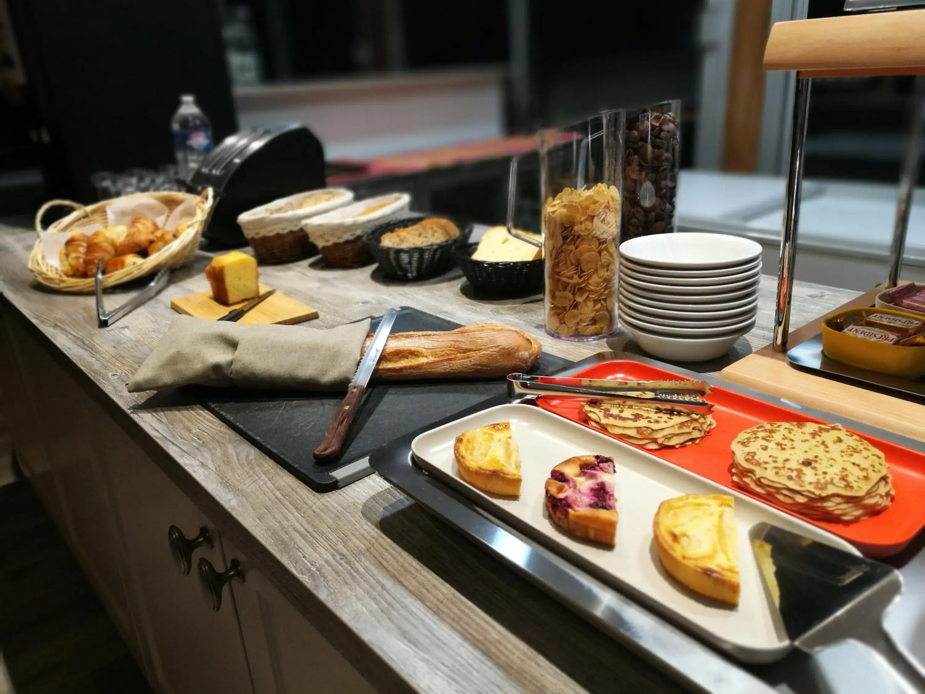 Breakfast in Logis Hôtel Lodge La Valette Breakfast in Logis Hôtel Lodge La Valette