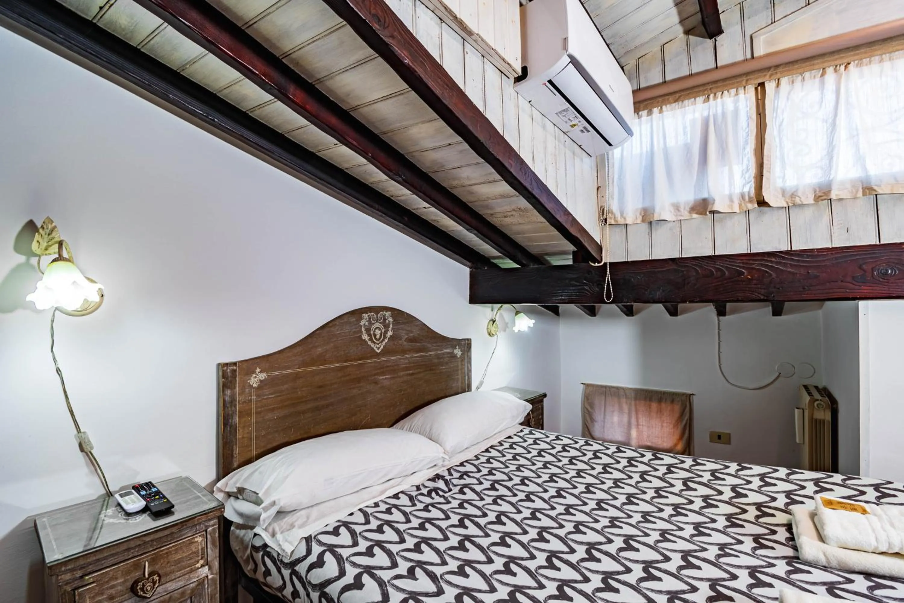 Photo of the whole room, Bed in Casa Trasteverina