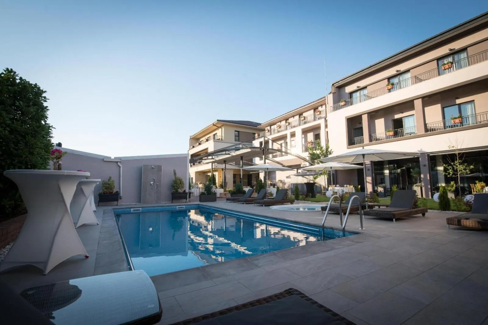 Swimming pool in Nora Prestige