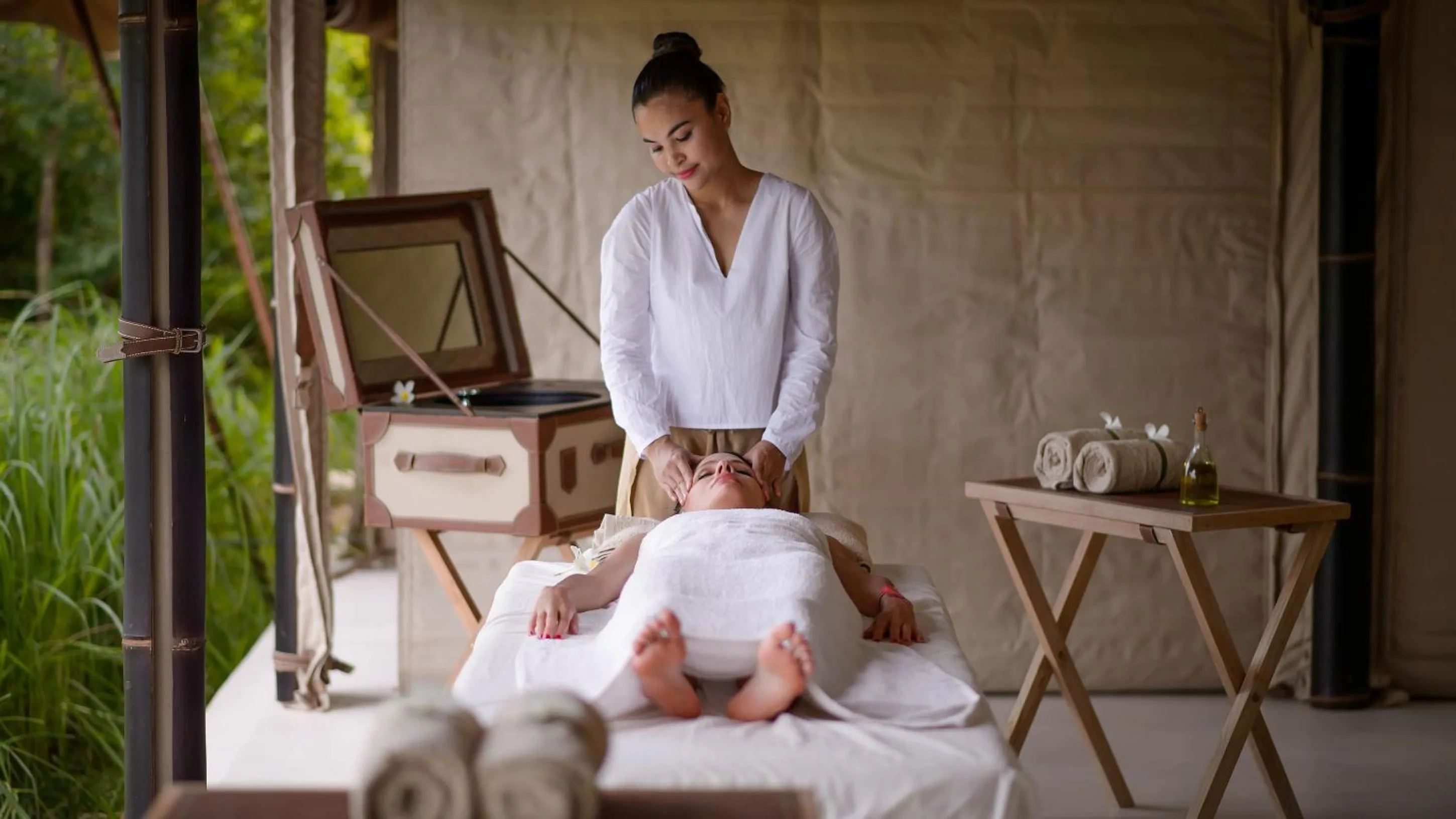 Massage in The Beige