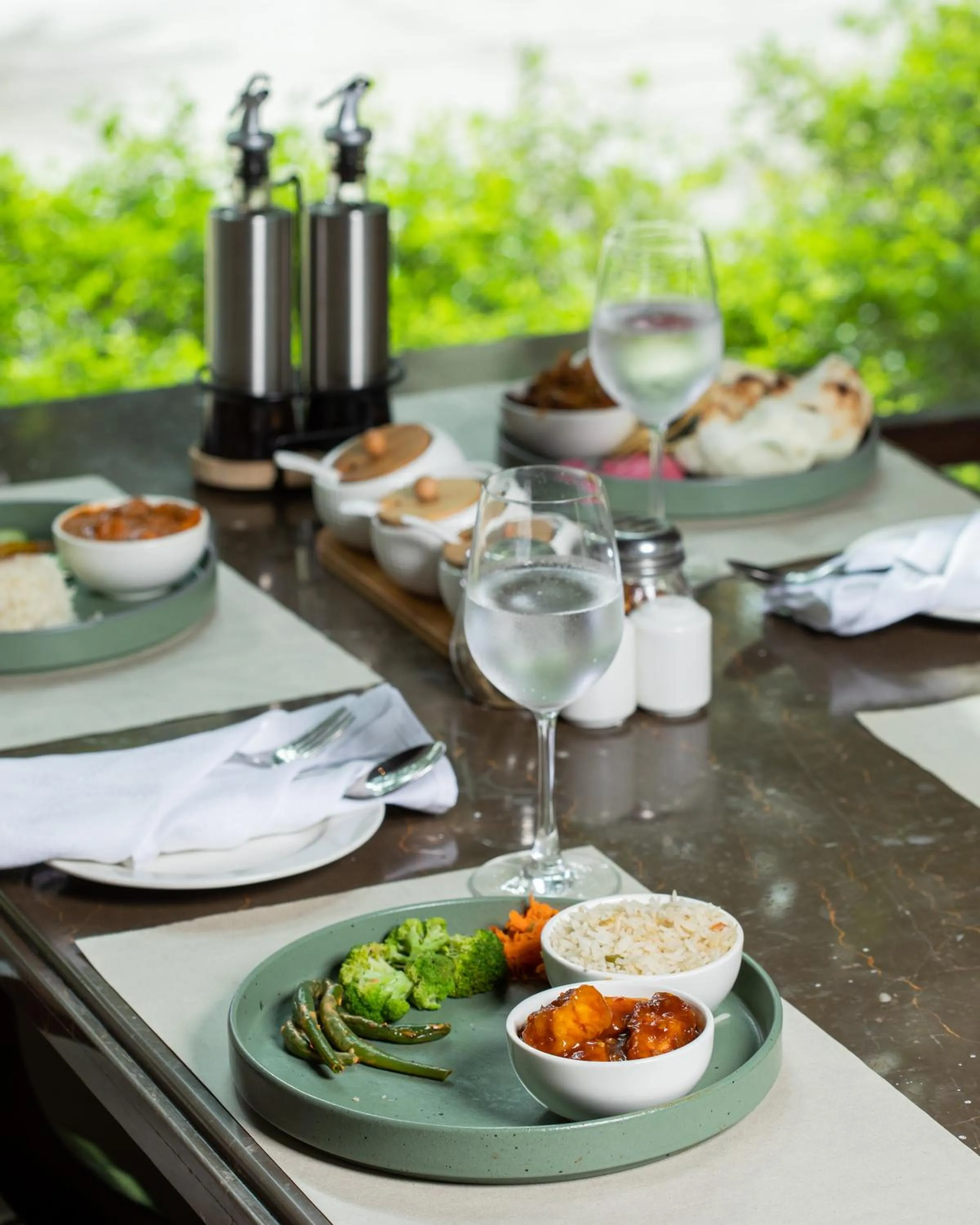 Restaurant/places to eat in Sheraton Grand Palace Indore