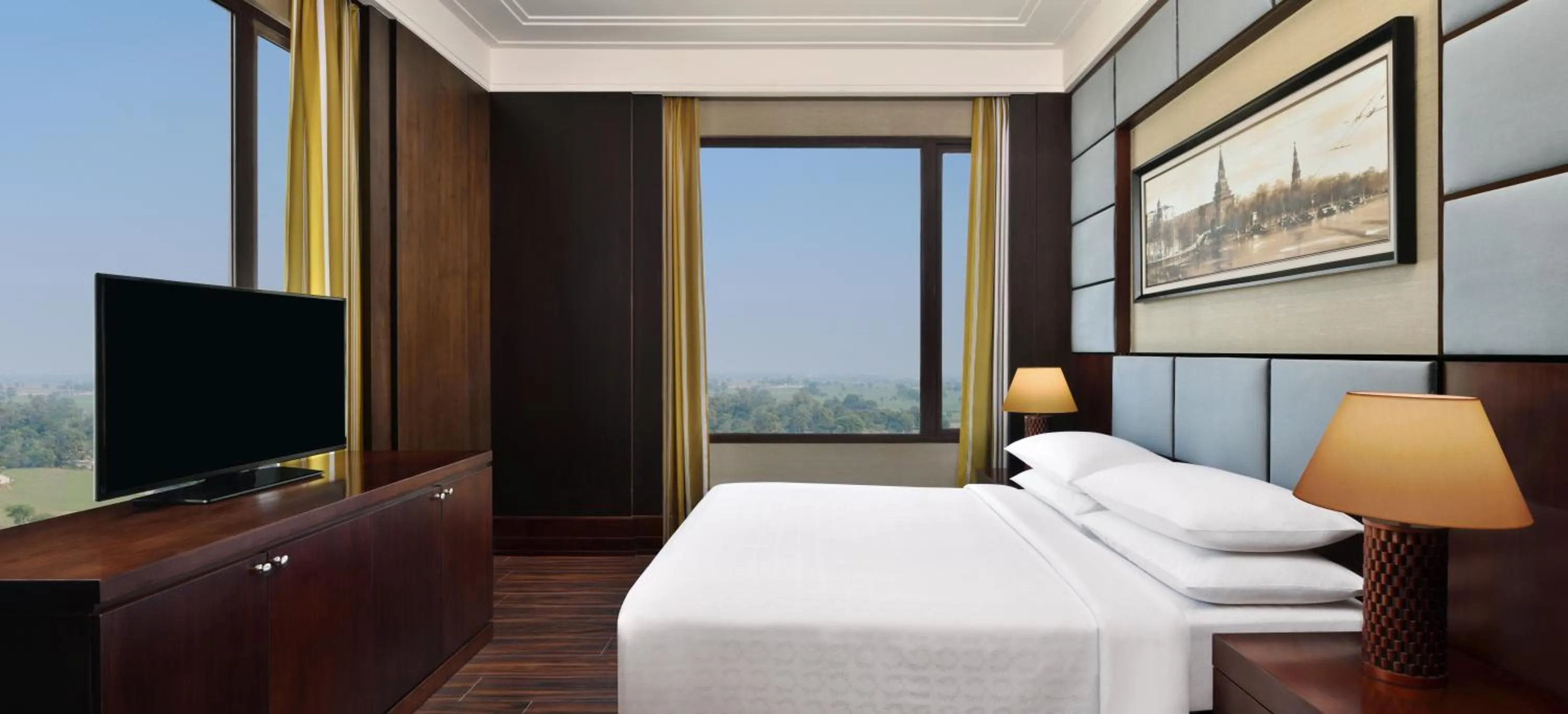 Bed in Sheraton Grand Palace Indore