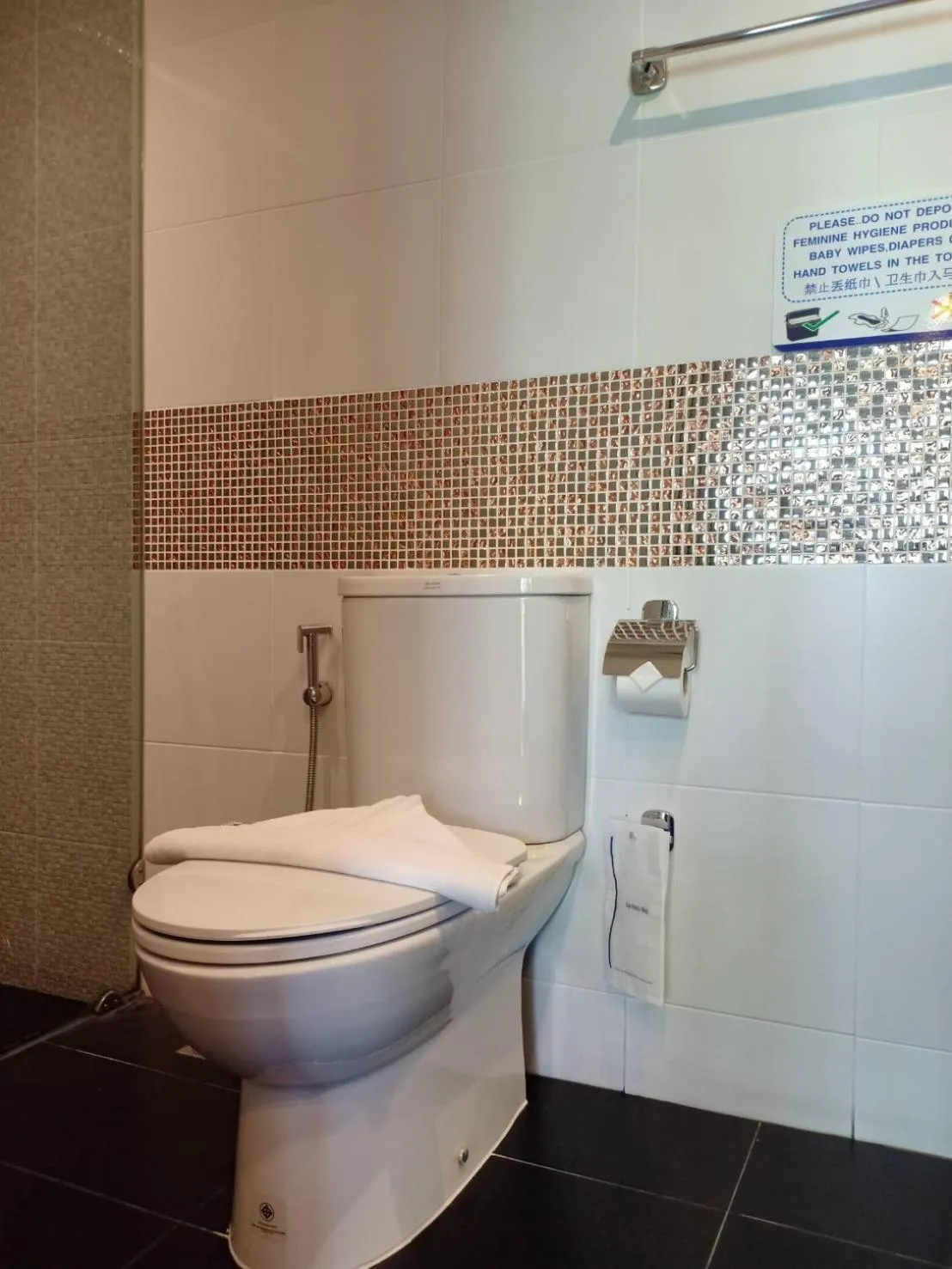 Toilet in Hotel De Nara