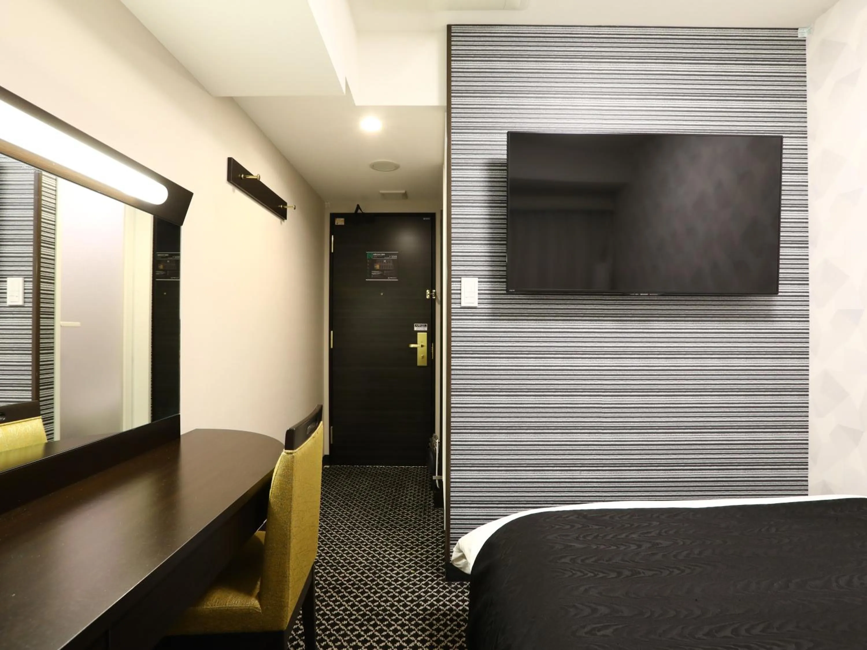 Photo of the whole room, Bed in APA Hotel Iidabashi Ekimae