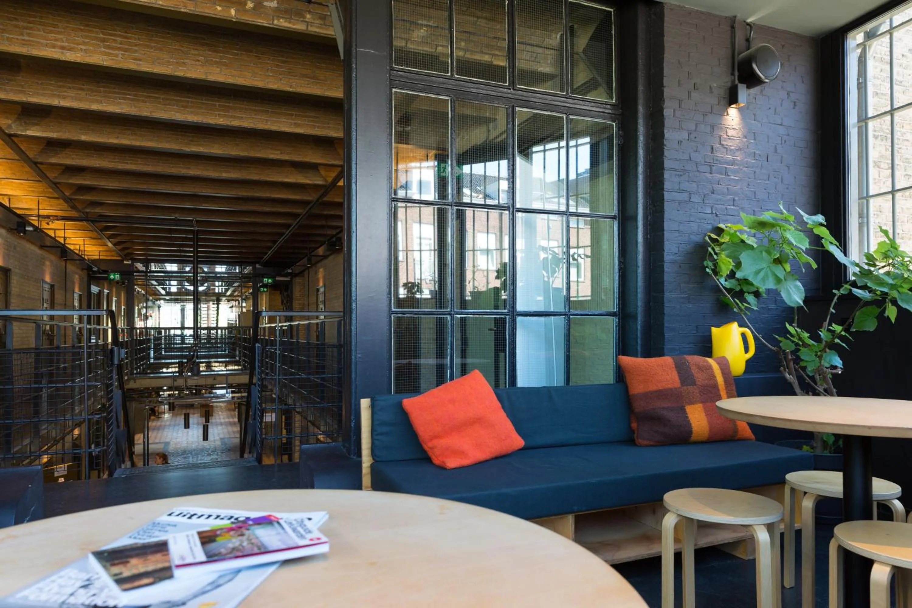 Seating area in Alibi Hostel Leeuwarden
