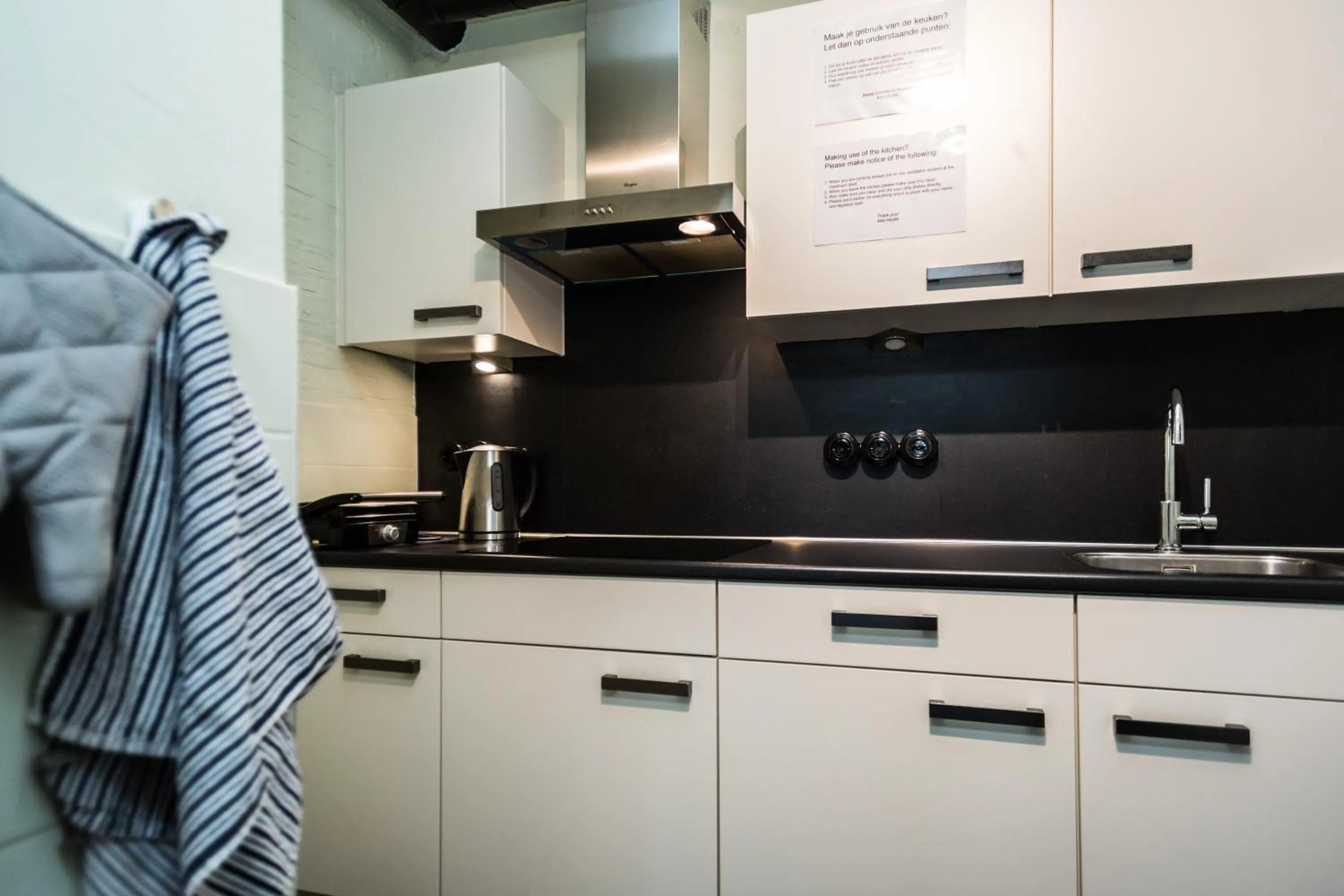 Communal kitchen in Alibi Hostel Leeuwarden