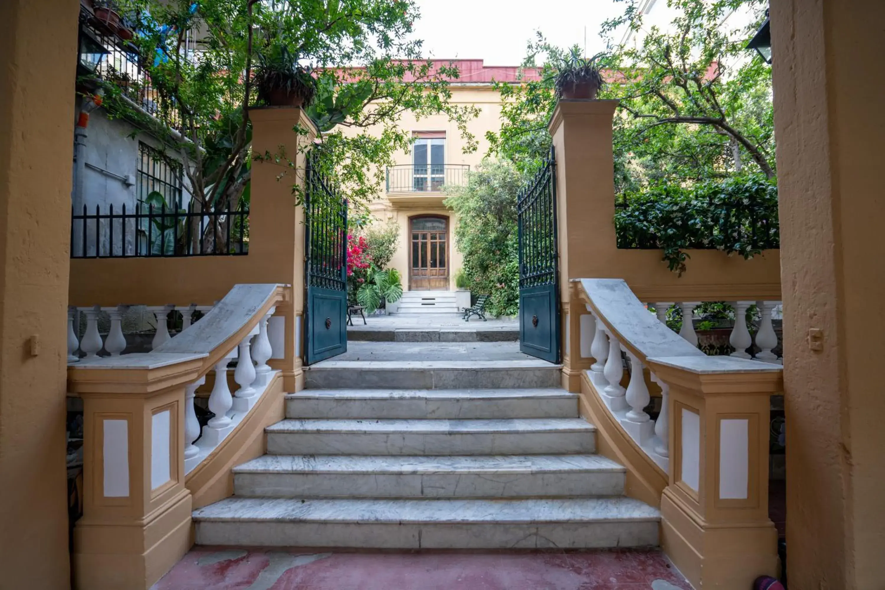 Facade/entrance in Atelier Inès Arts & Suites Facade/entrance in Atelier Inès Arts & Suites