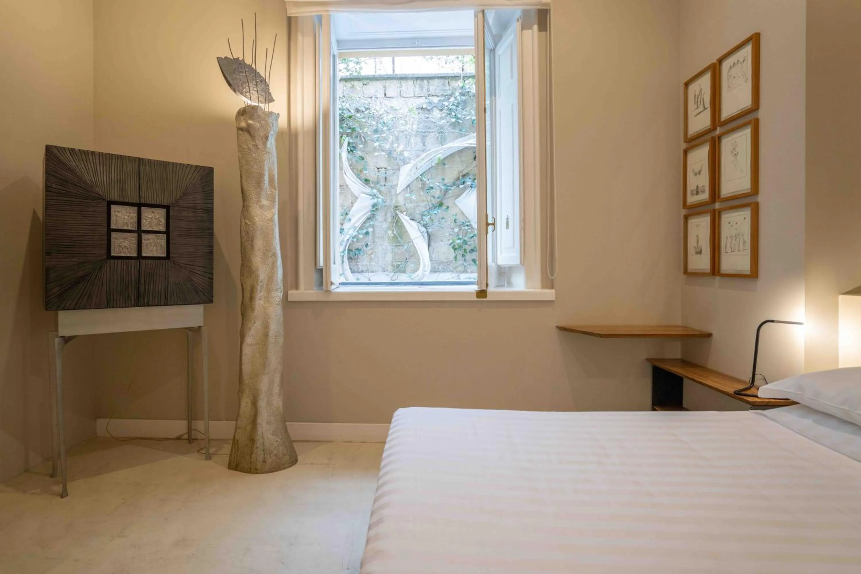 Bed in Atelier Inès Arts & Suites