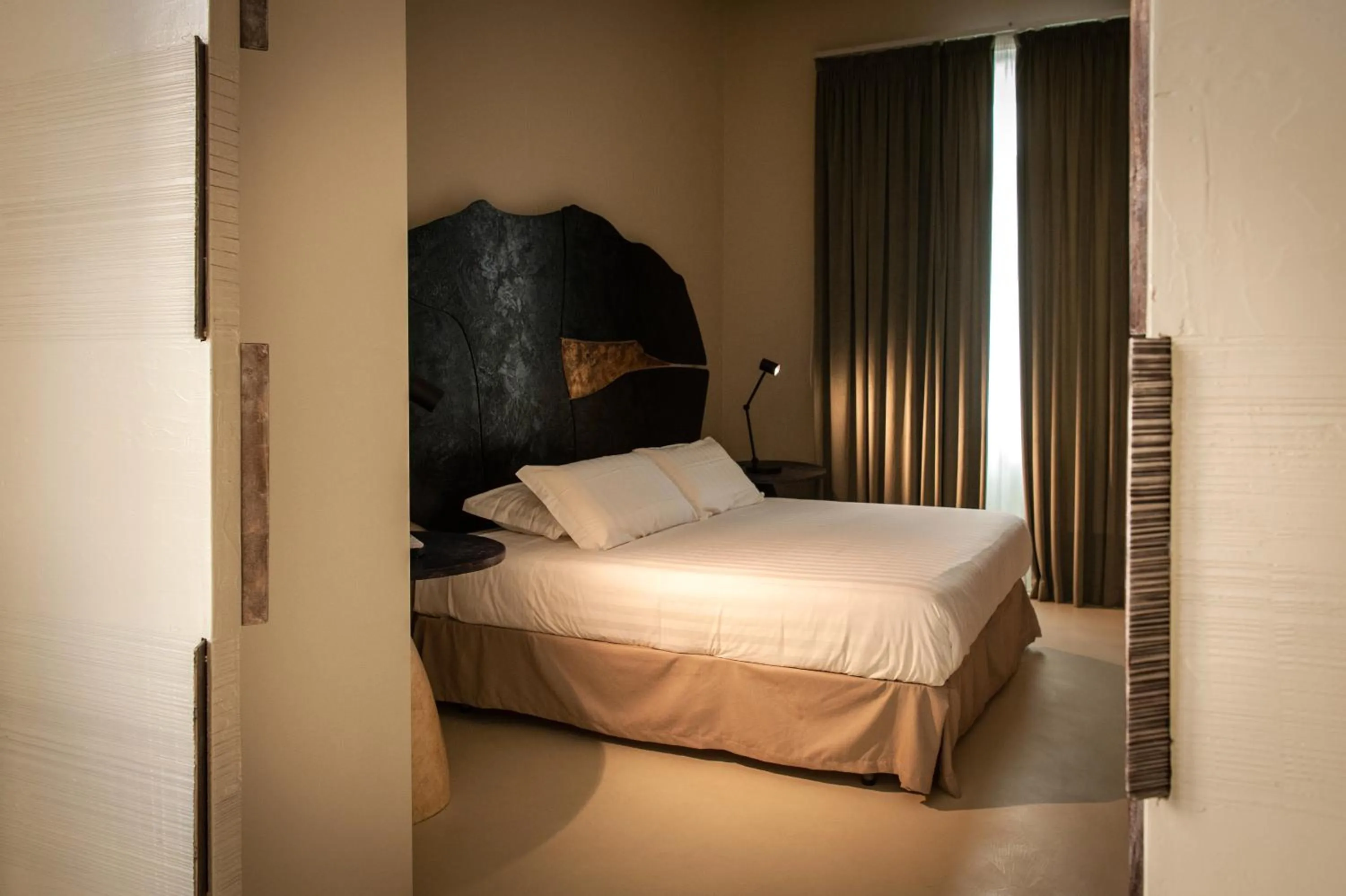 Bed in Atelier Inès Arts & Suites