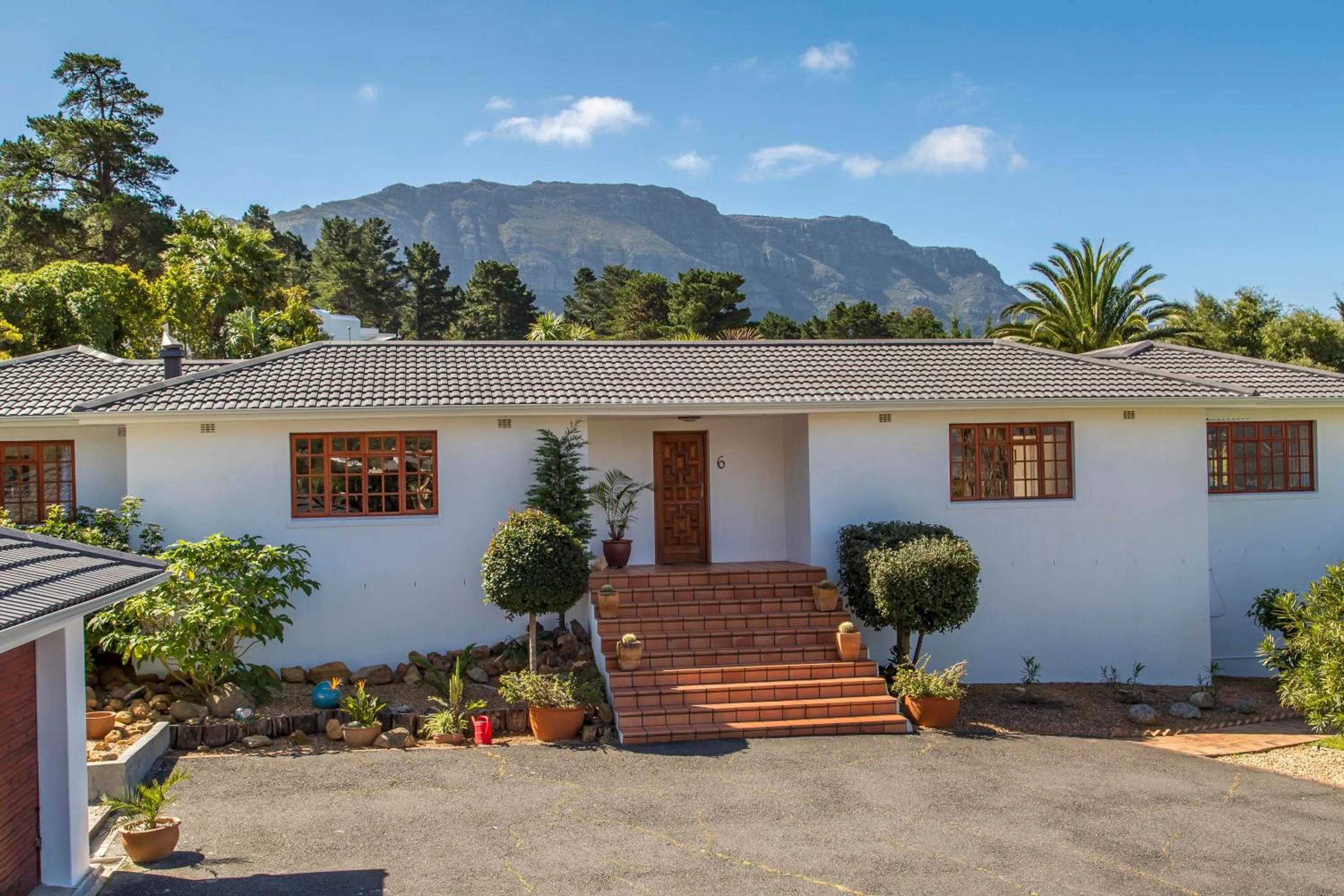 Facade/entrance in Hout Bay Lodge