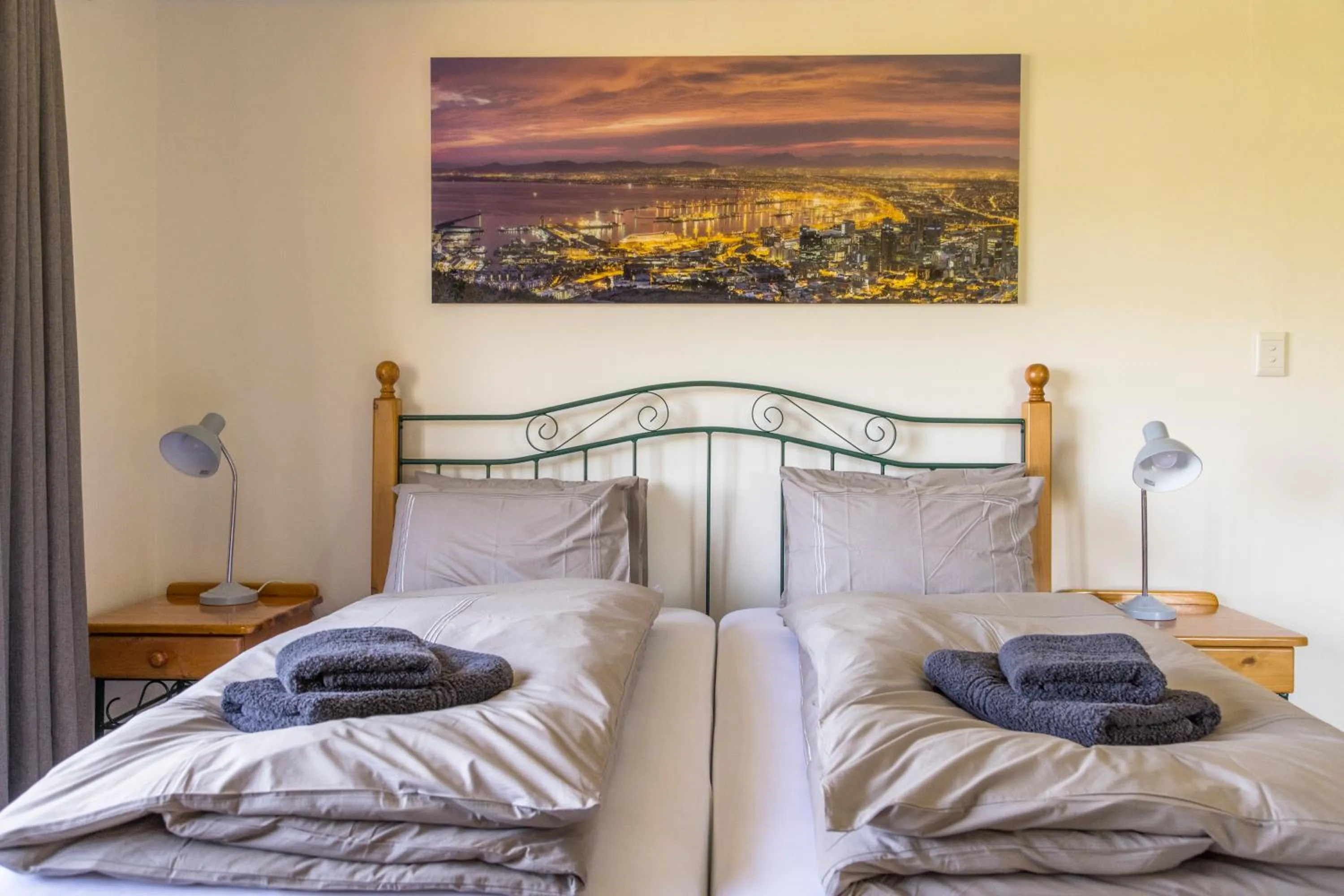 Property building, Bed in Hout Bay Lodge