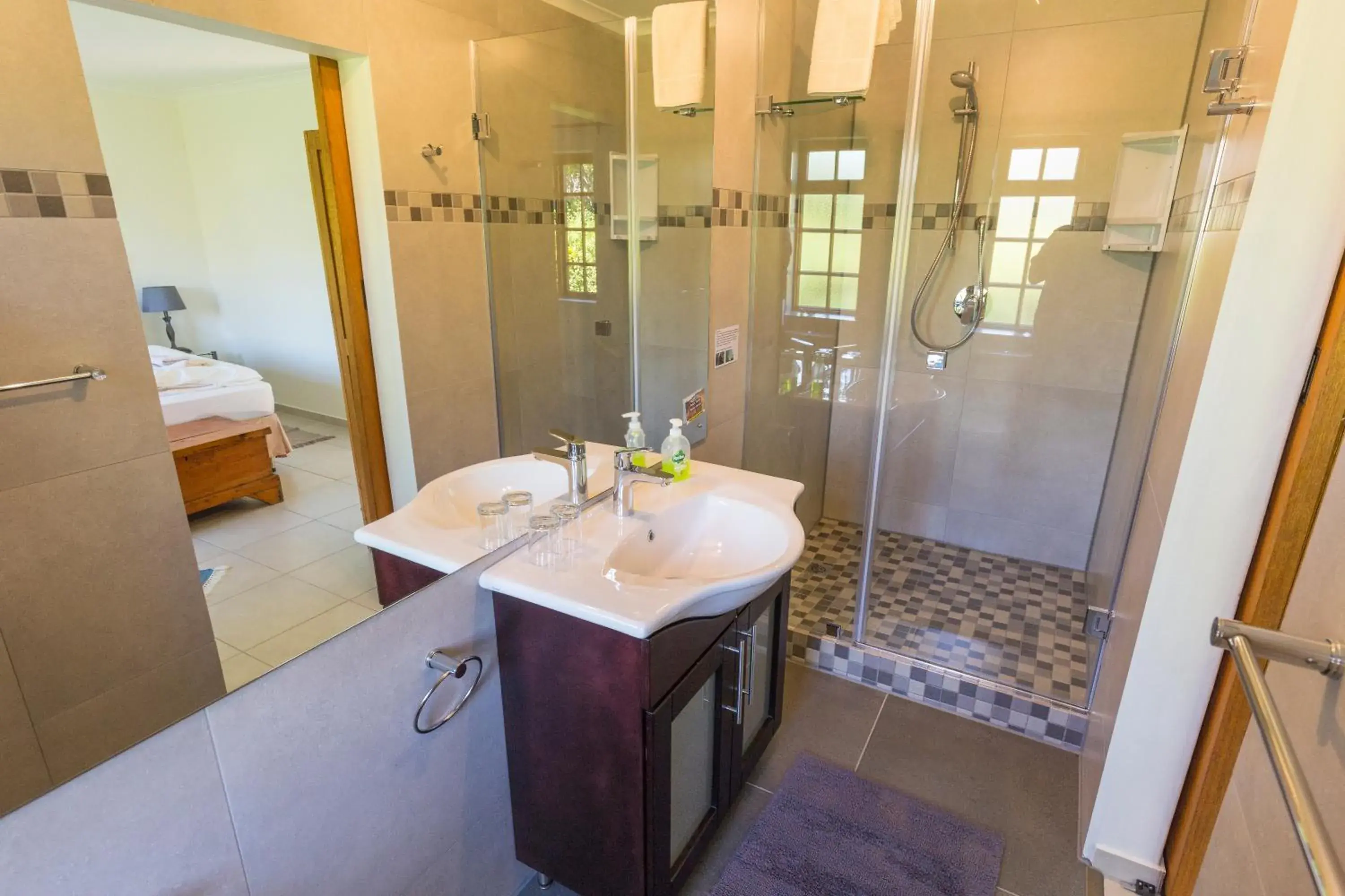 Double Room with Mountain View - single occupancy in Hout Bay Lodge Double Room with Mountain View - single occupancy in Hout Bay Lodge