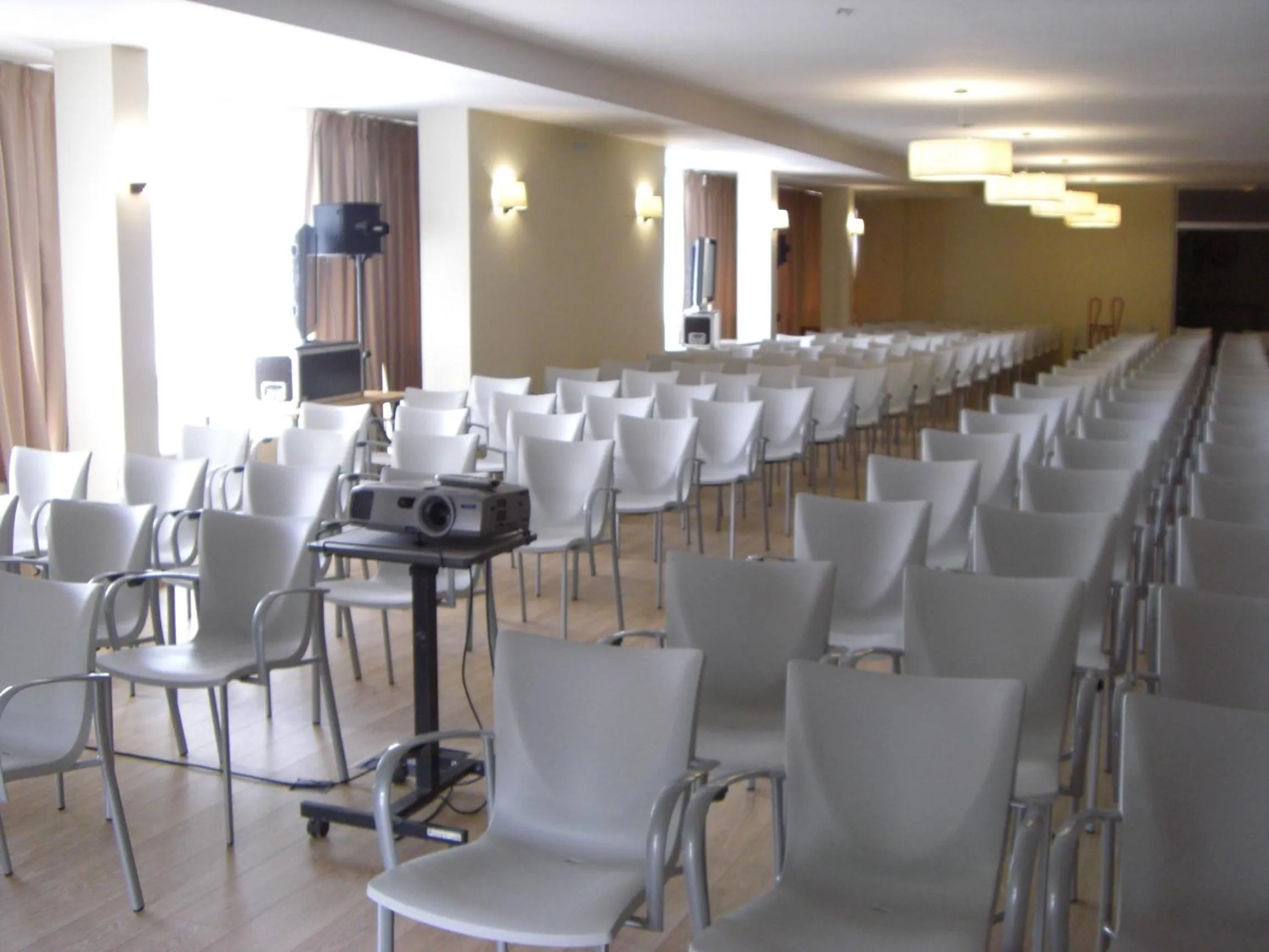 Business facilities in Domaine des Dryades