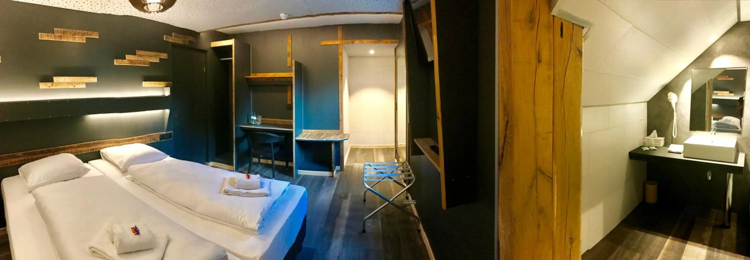 Photo of the whole room in RAVeL Hotel Cyrano