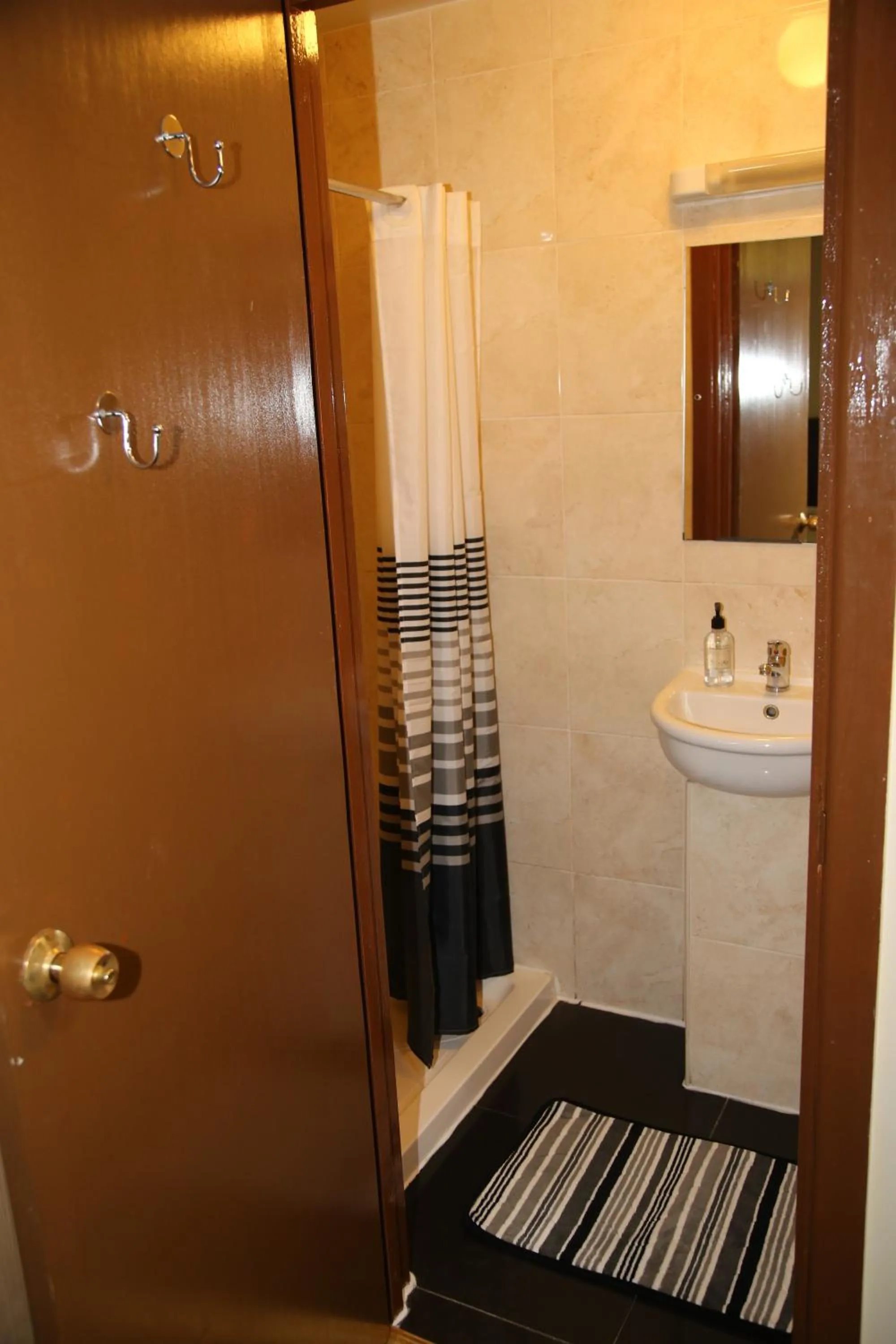 Shower in A Gosport Inn - Free Private Parking