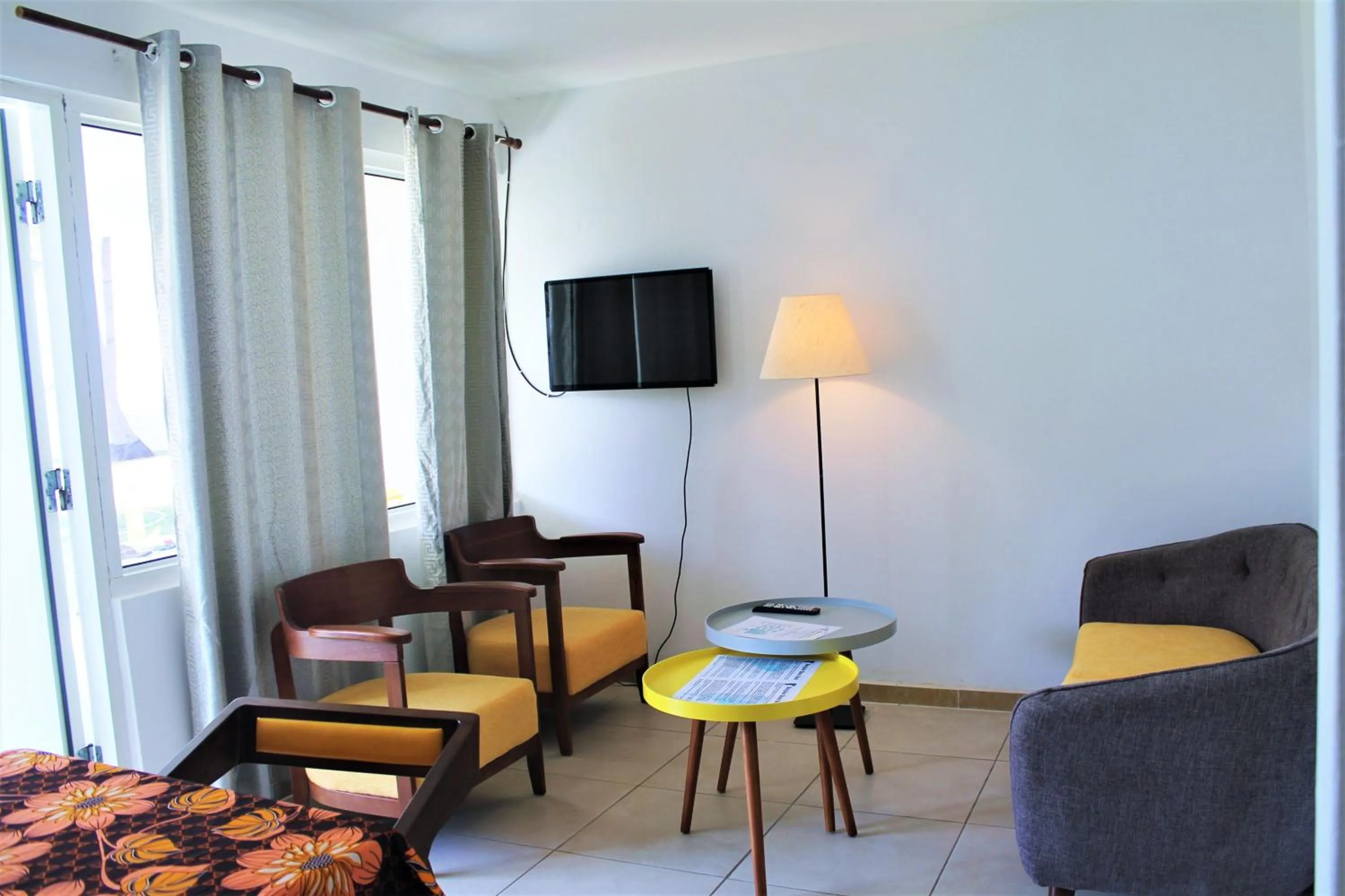 Living room in Bungalow Beach Hotel