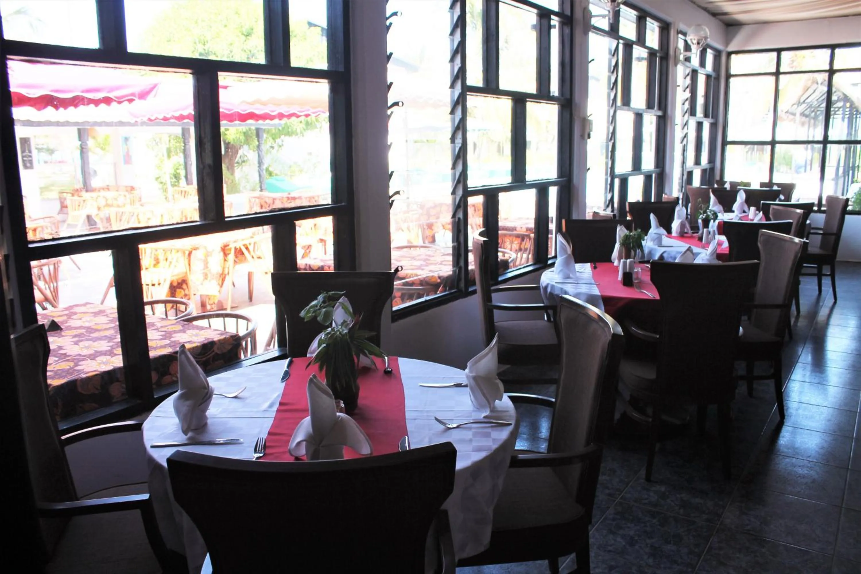 Restaurant/places to eat in Bungalow Beach Hotel