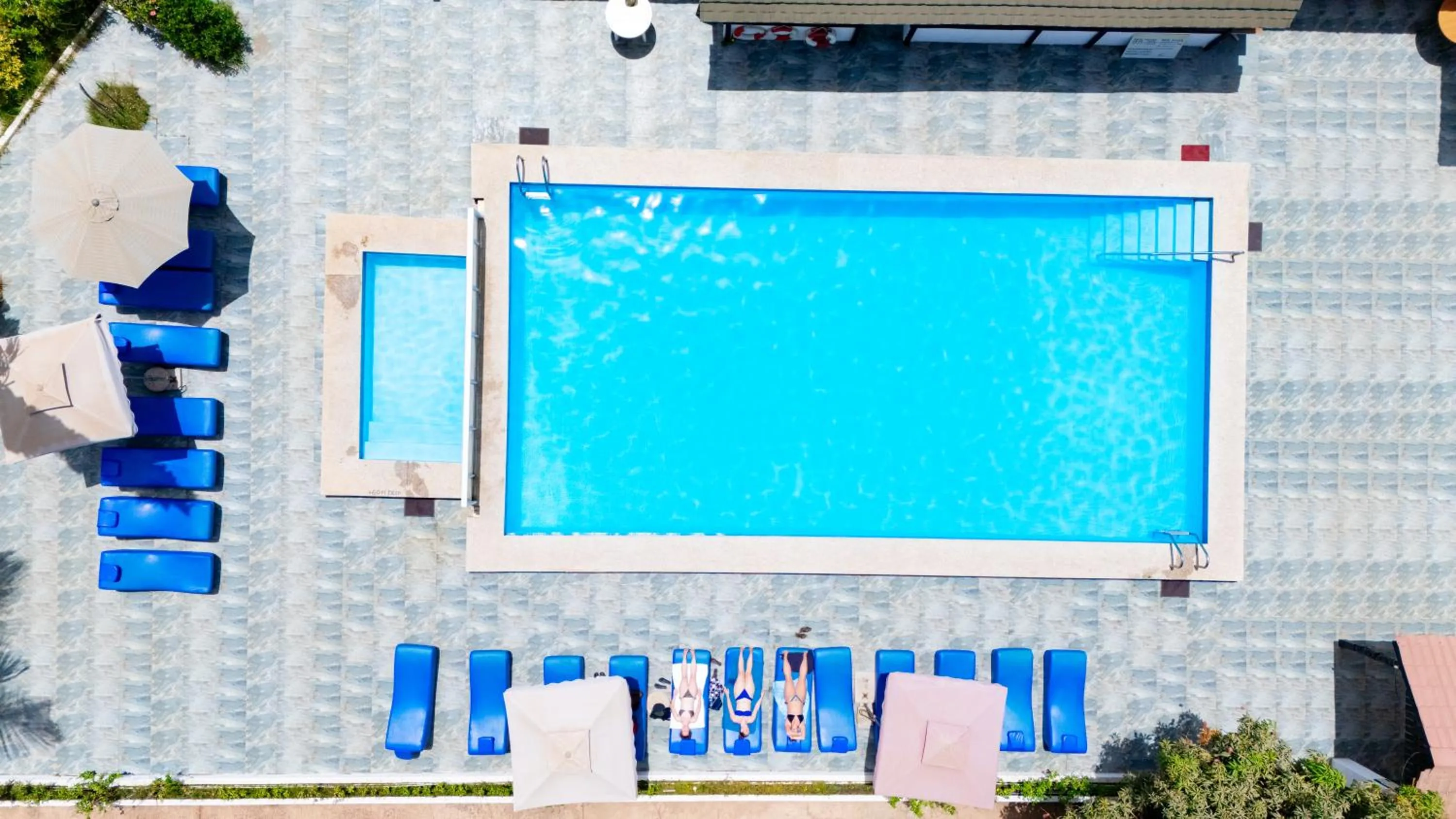 Swimming pool in Bungalow Beach Hotel