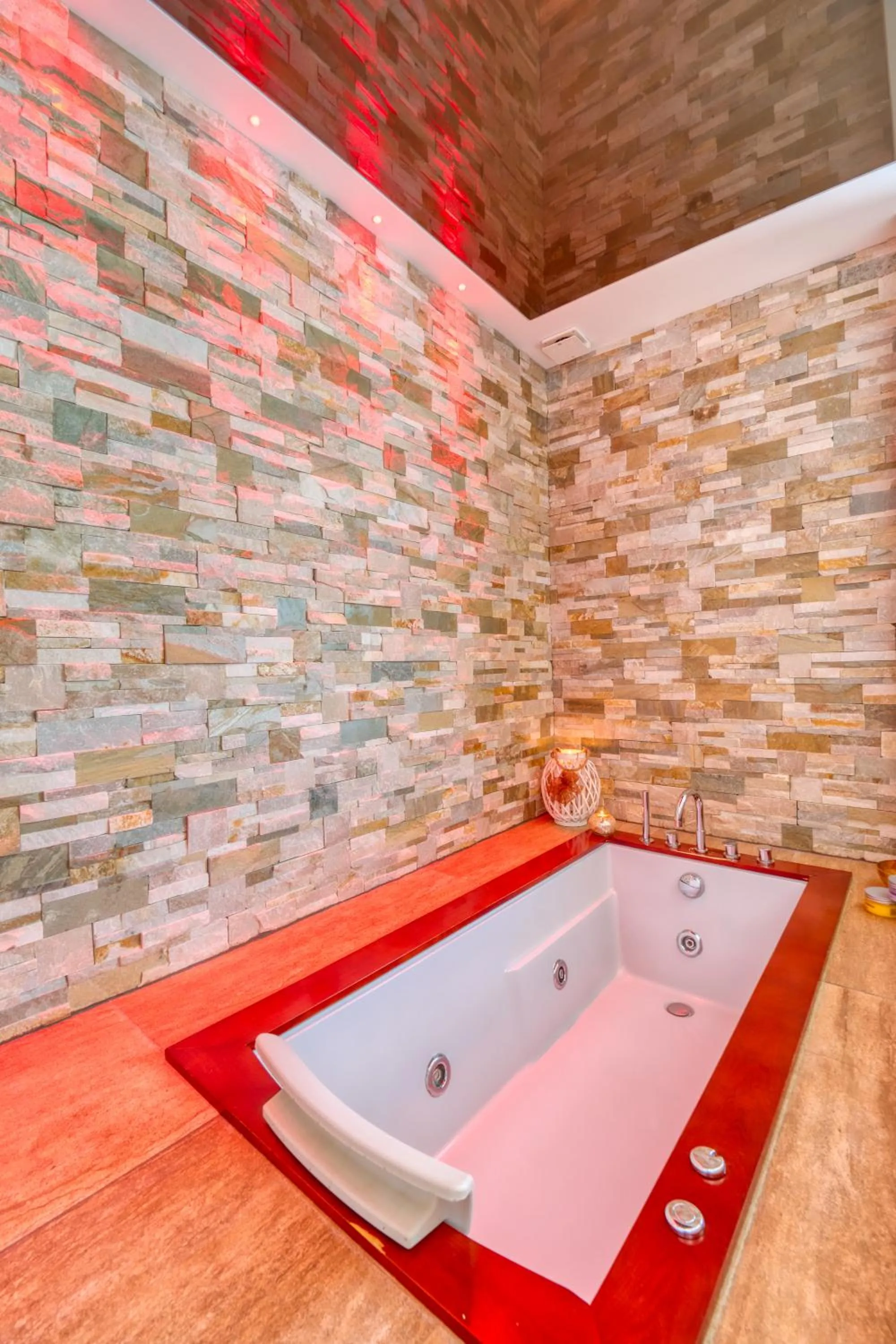 Hot Tub in Boutique Hotel Bramante & SPA