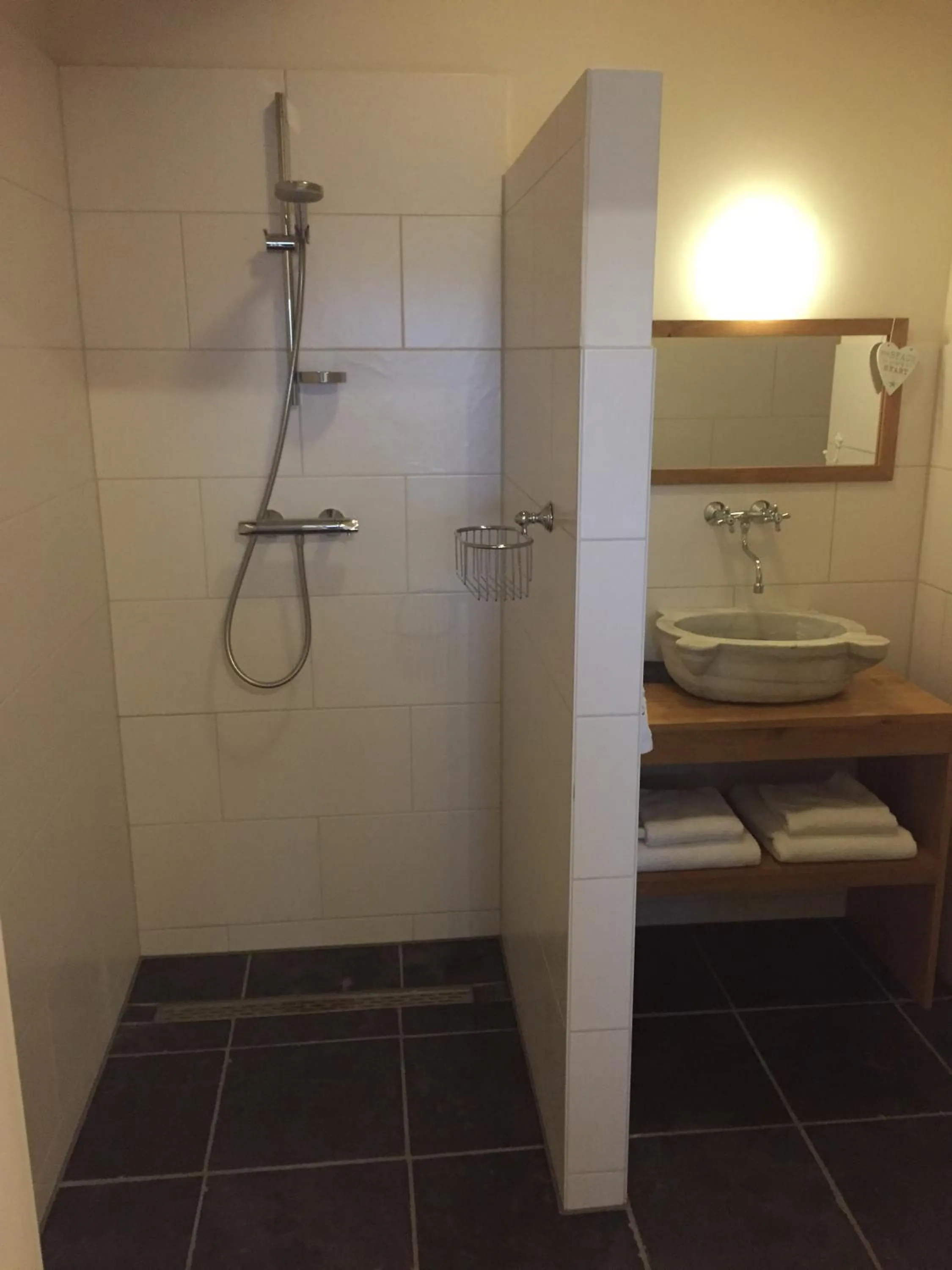 Bathroom in B&B Idylle aan Zee incl 2 Wellnessstudios