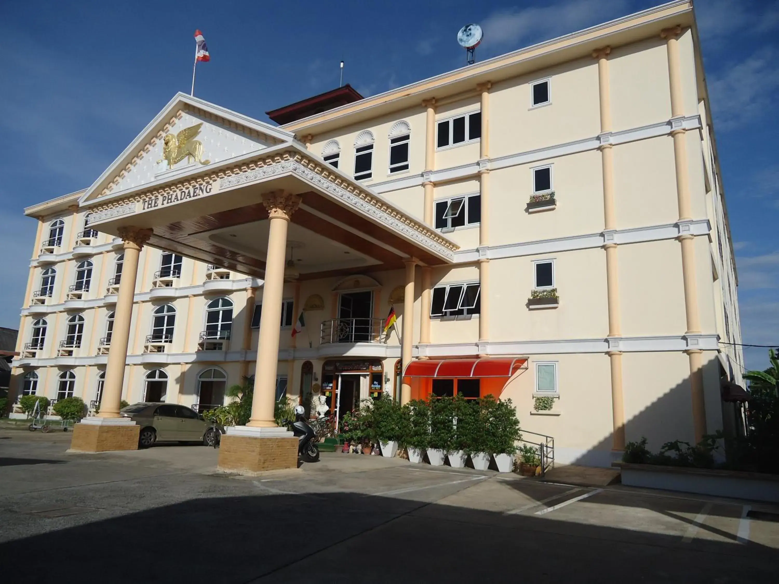 Property building in Phadaeng Hotel Property building in Phadaeng Hotel