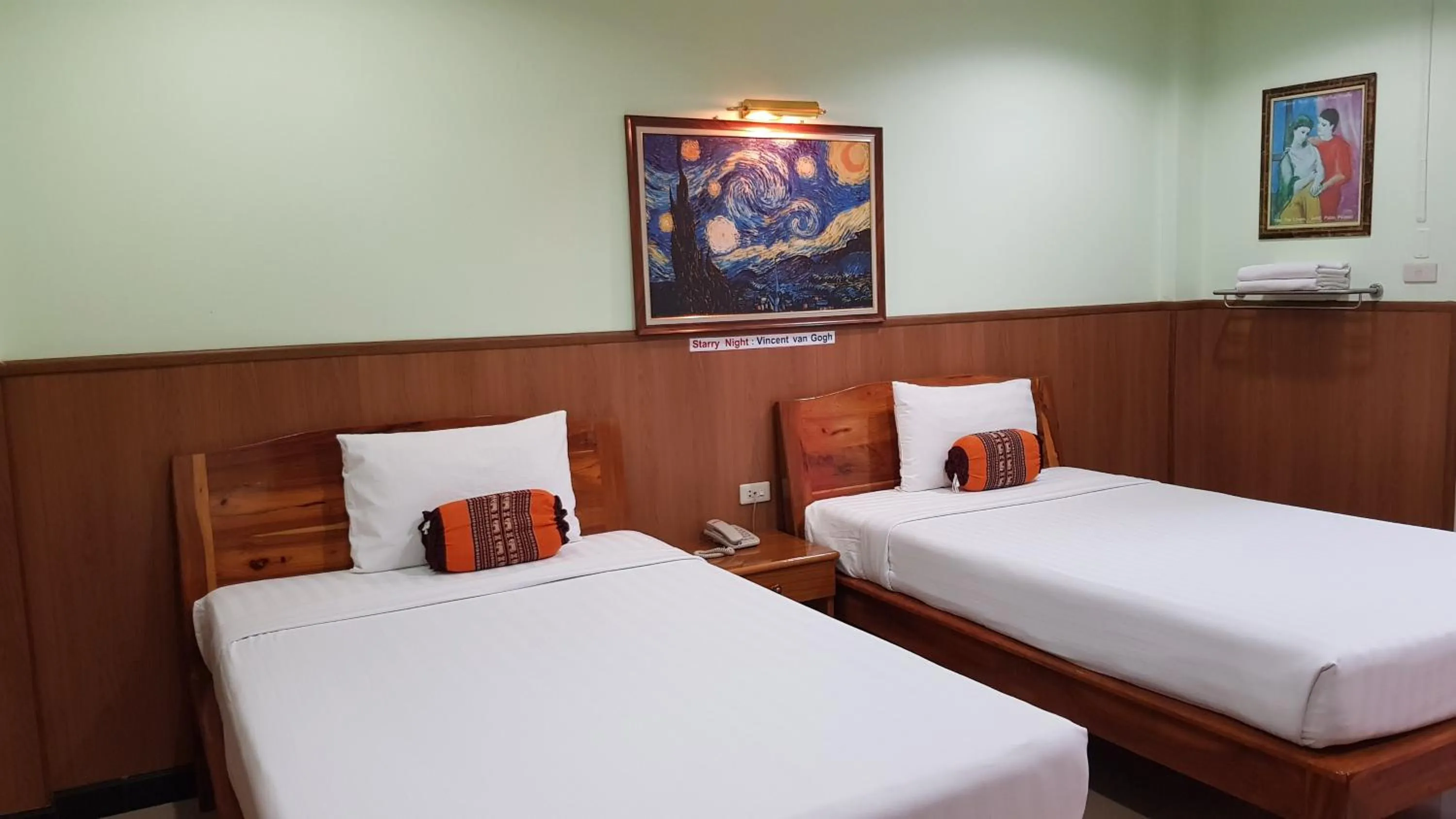 Bed in Phadaeng Hotel