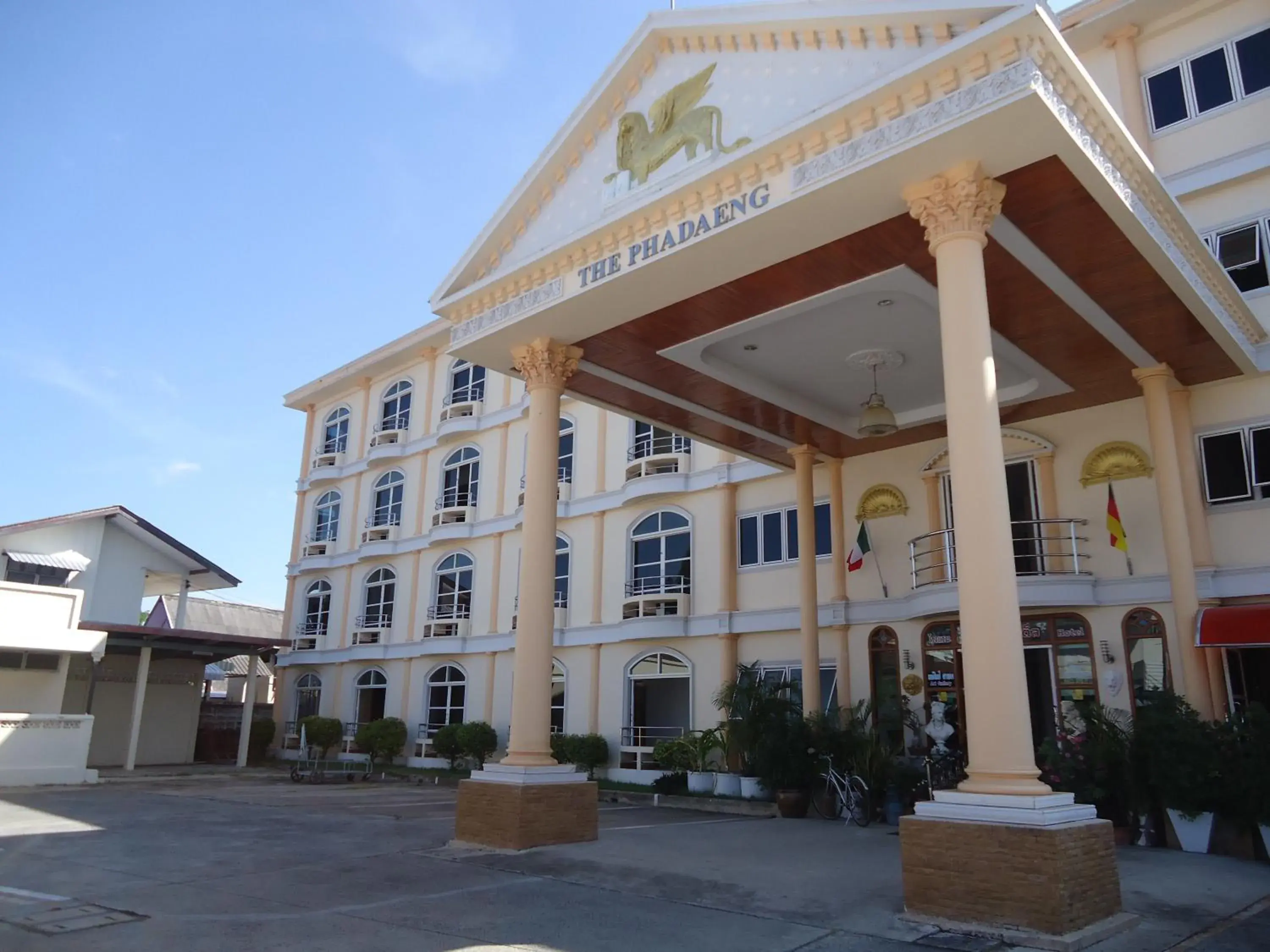Property building in Phadaeng Hotel Property building in Phadaeng Hotel