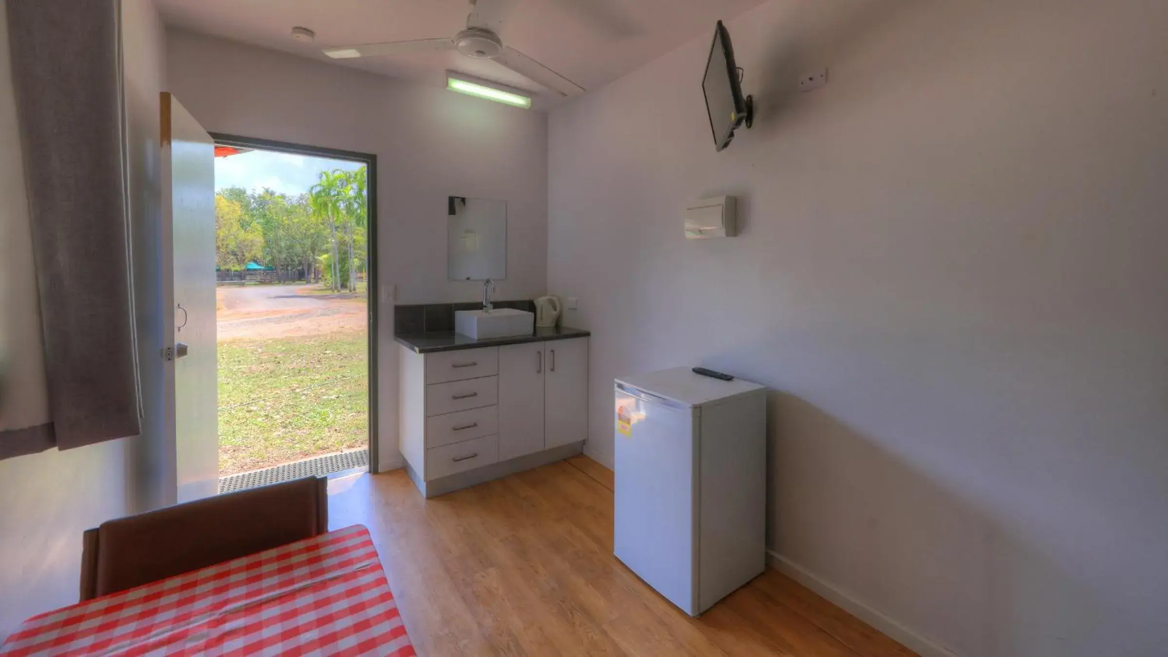 Cabin with Shared Bathroom - 4 in Batchelor Holiday Park Cabin with Shared Bathroom - 4 in Batchelor Holiday Park