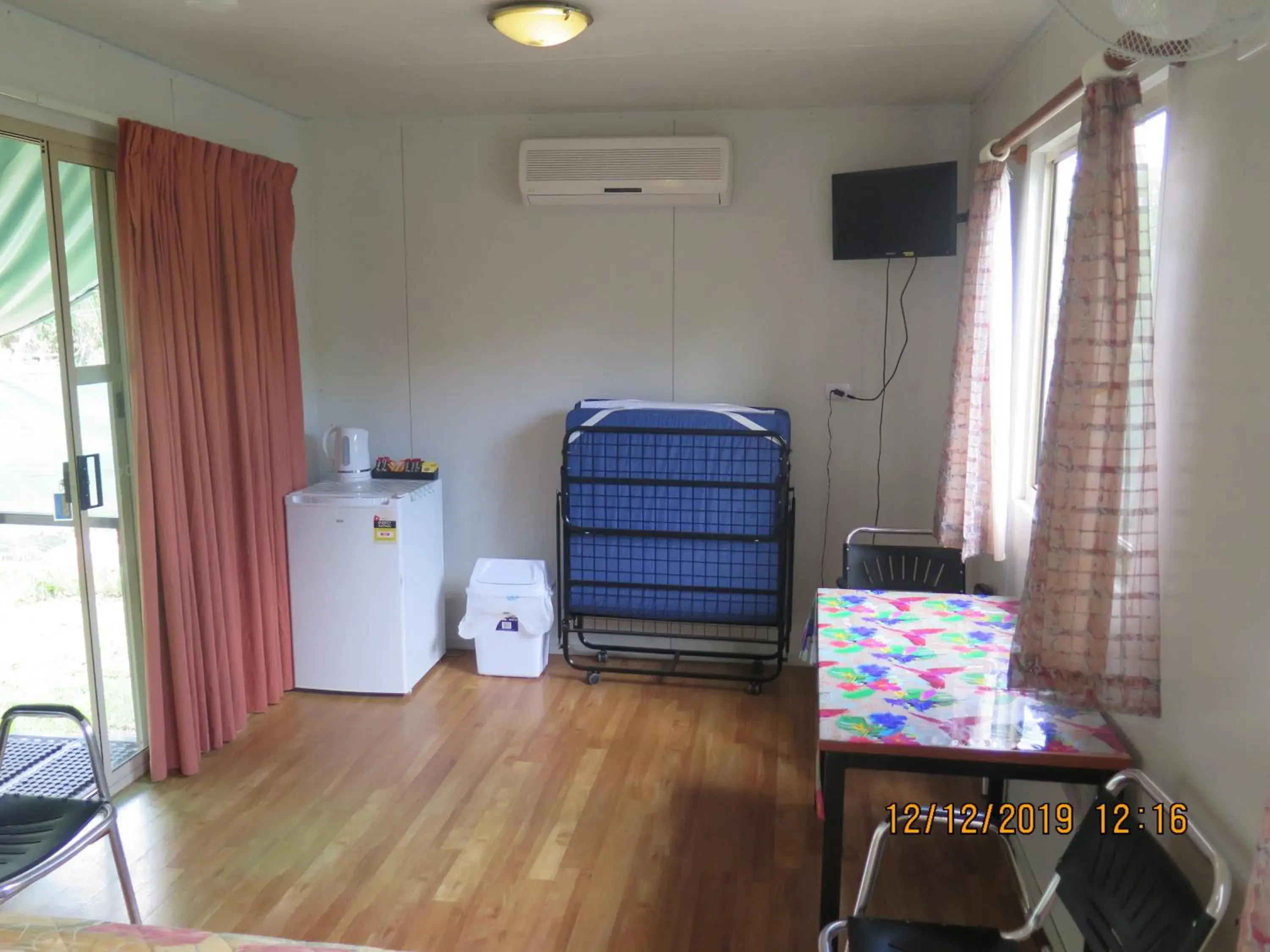 Basic Cabin 5 in Batchelor Holiday Park Basic Cabin 5 in Batchelor Holiday Park