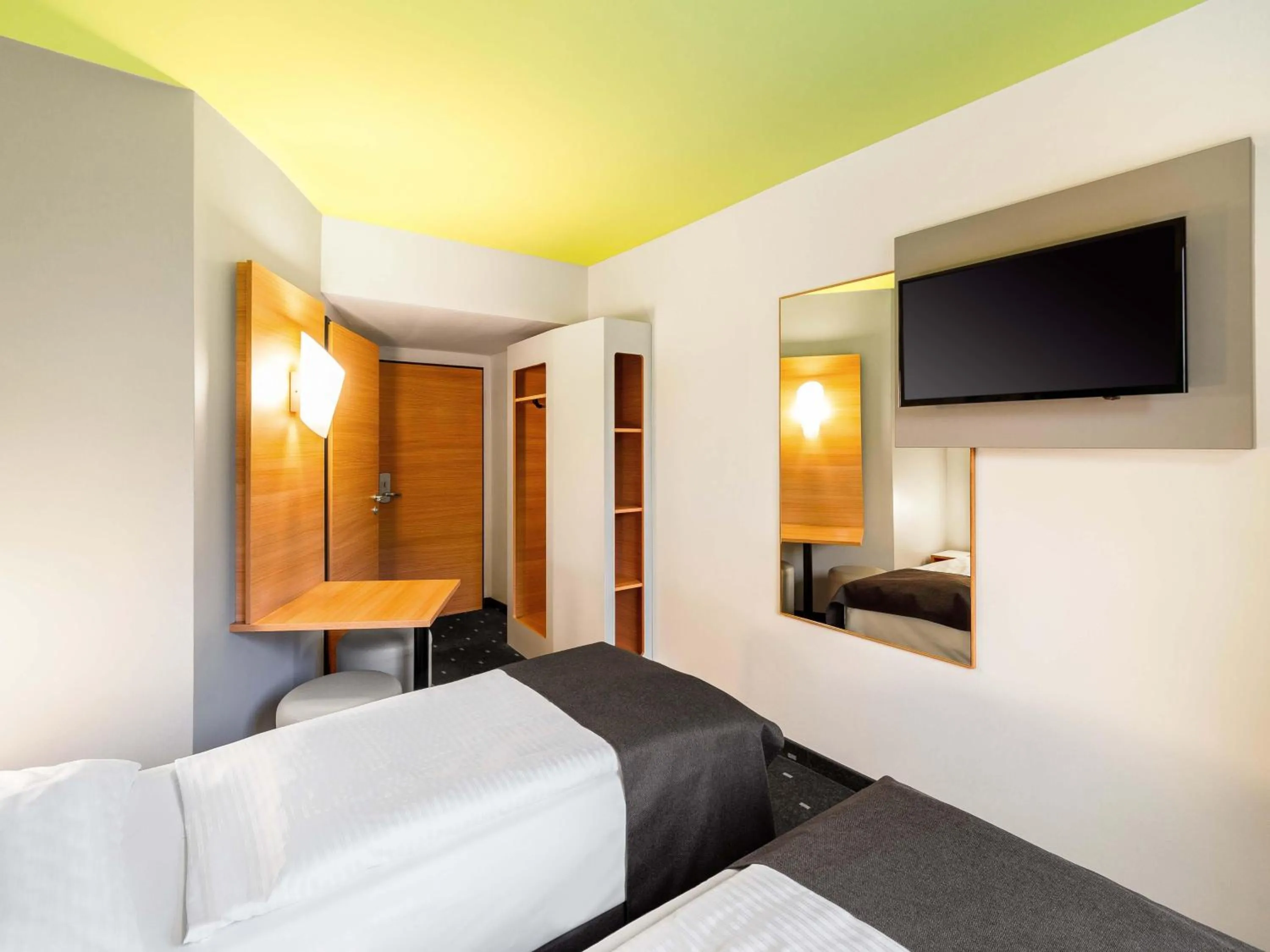 Photo of the whole room, Bed in B&B Hotel Krefeld-City