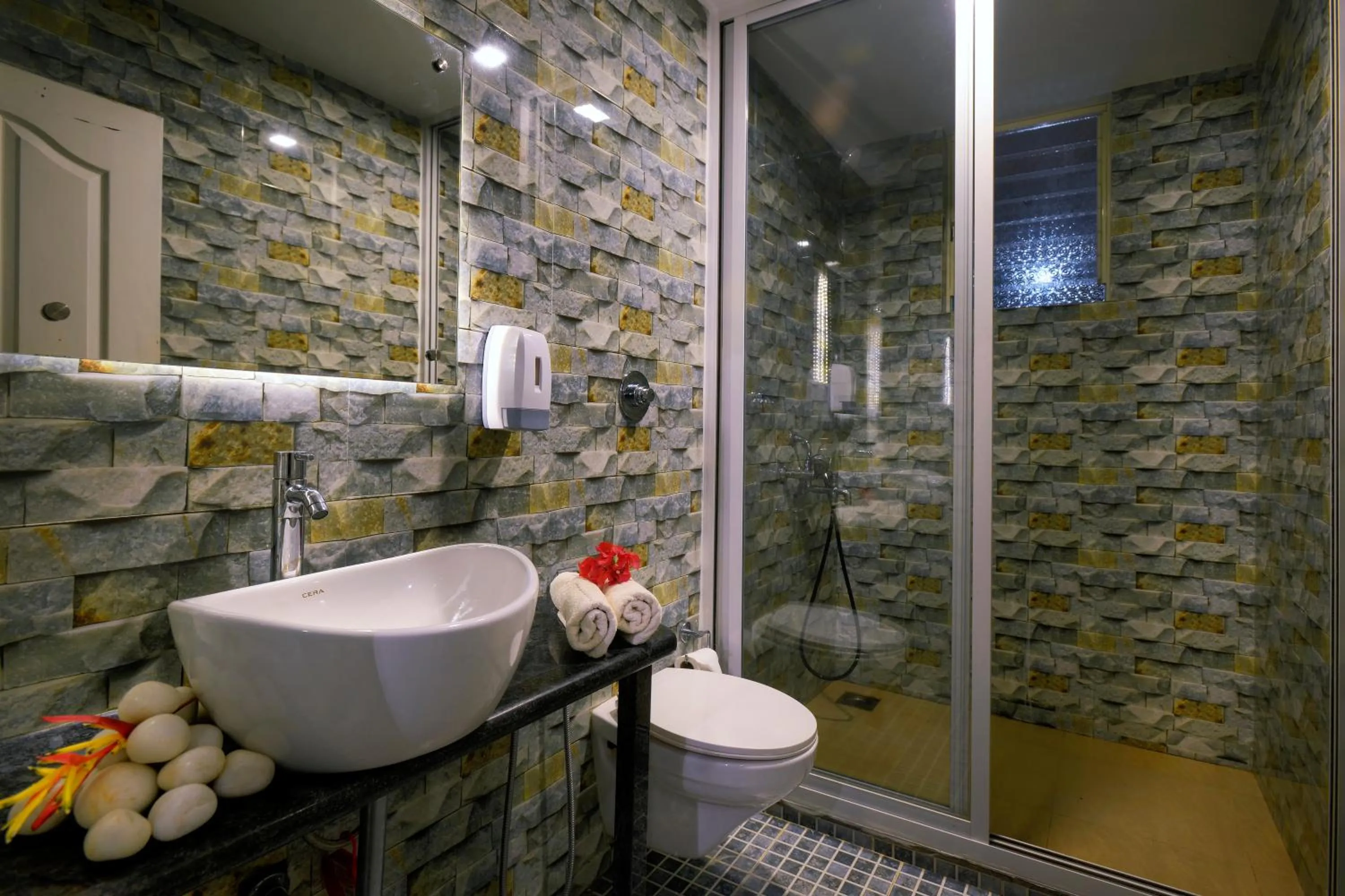 Shower in TreeHouse Nova