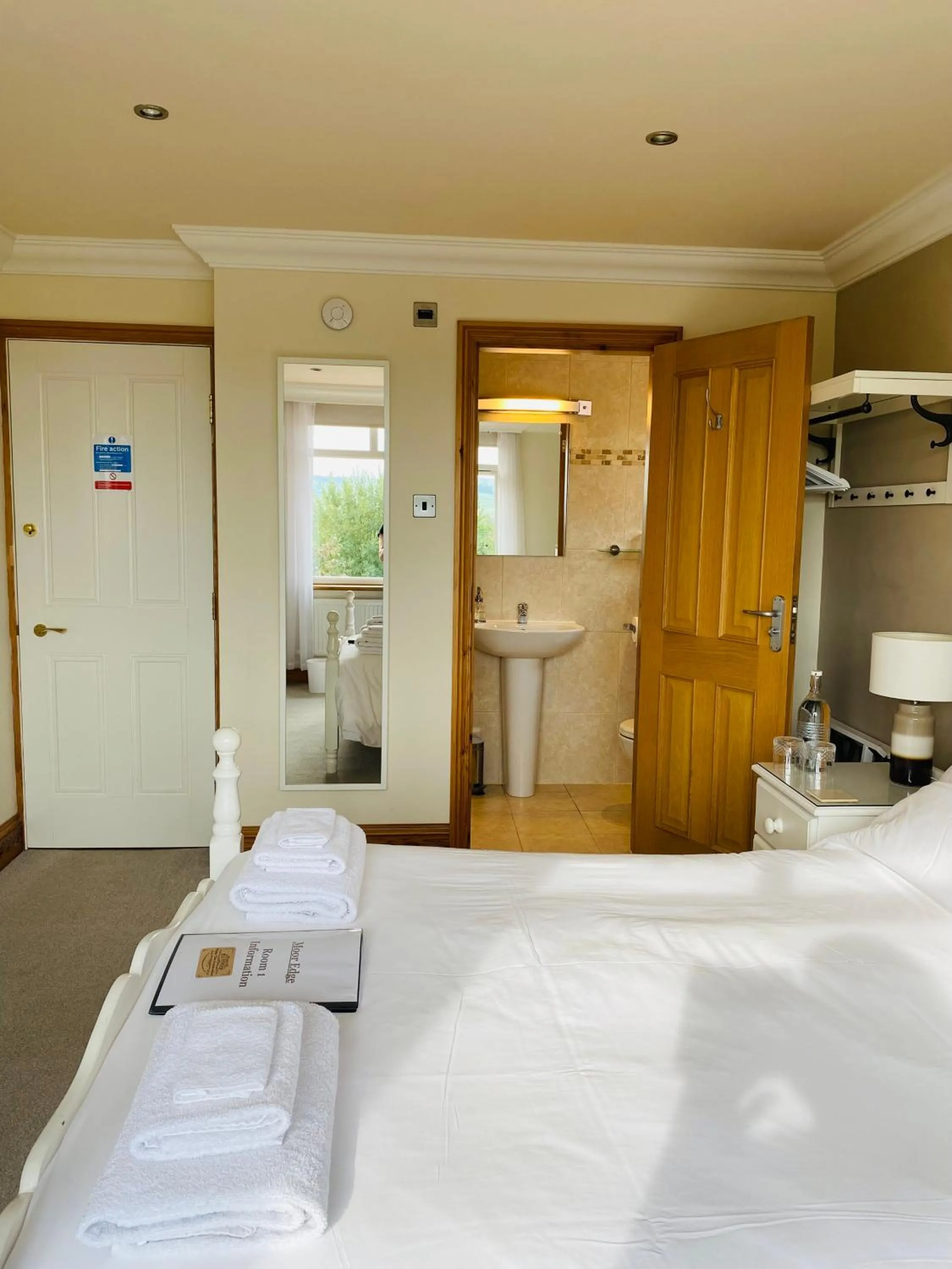 Bathroom, Bed in Mooredge - Room only