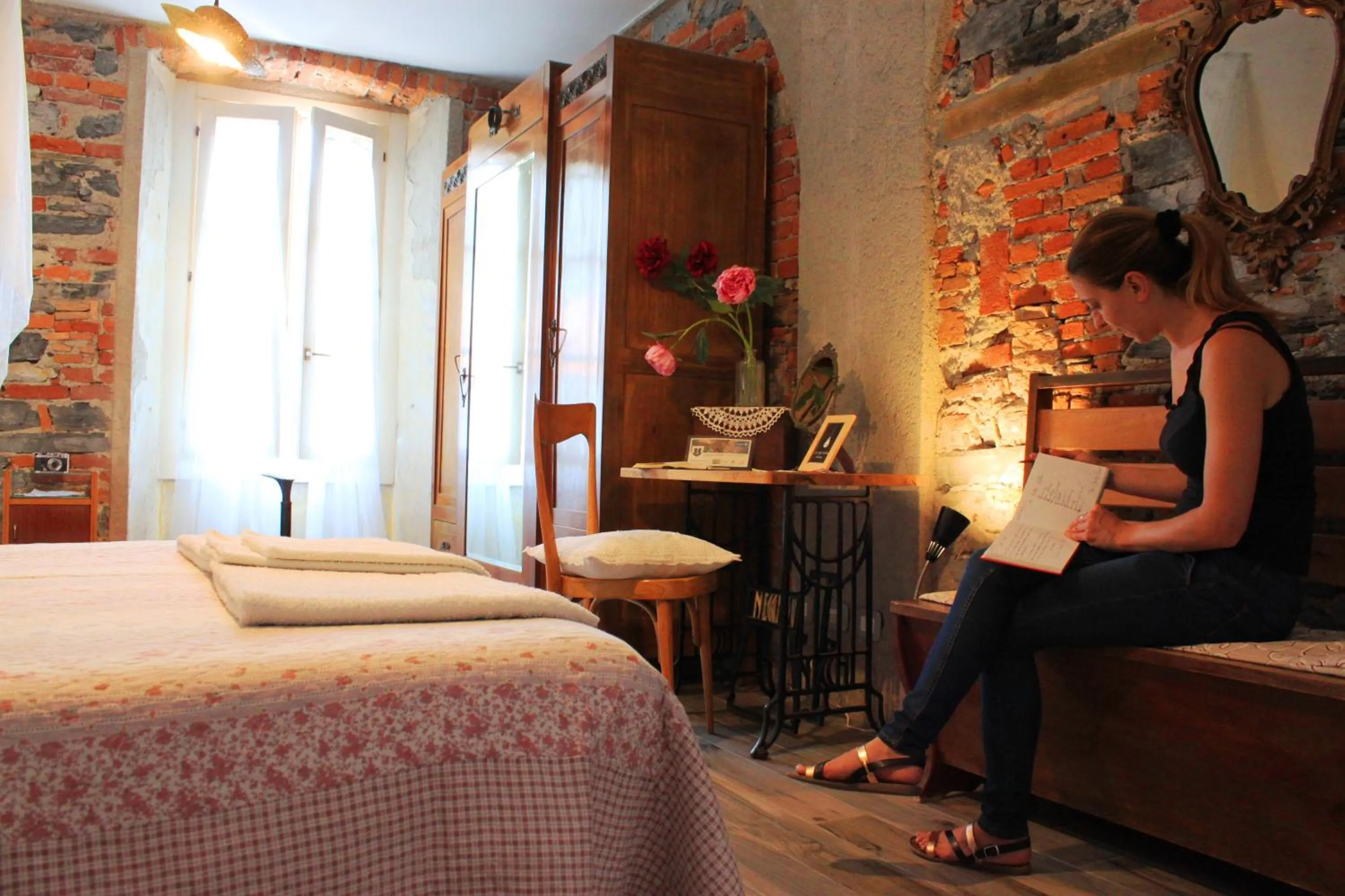 People, Bed in Le Dame Della Cortesella B&B
