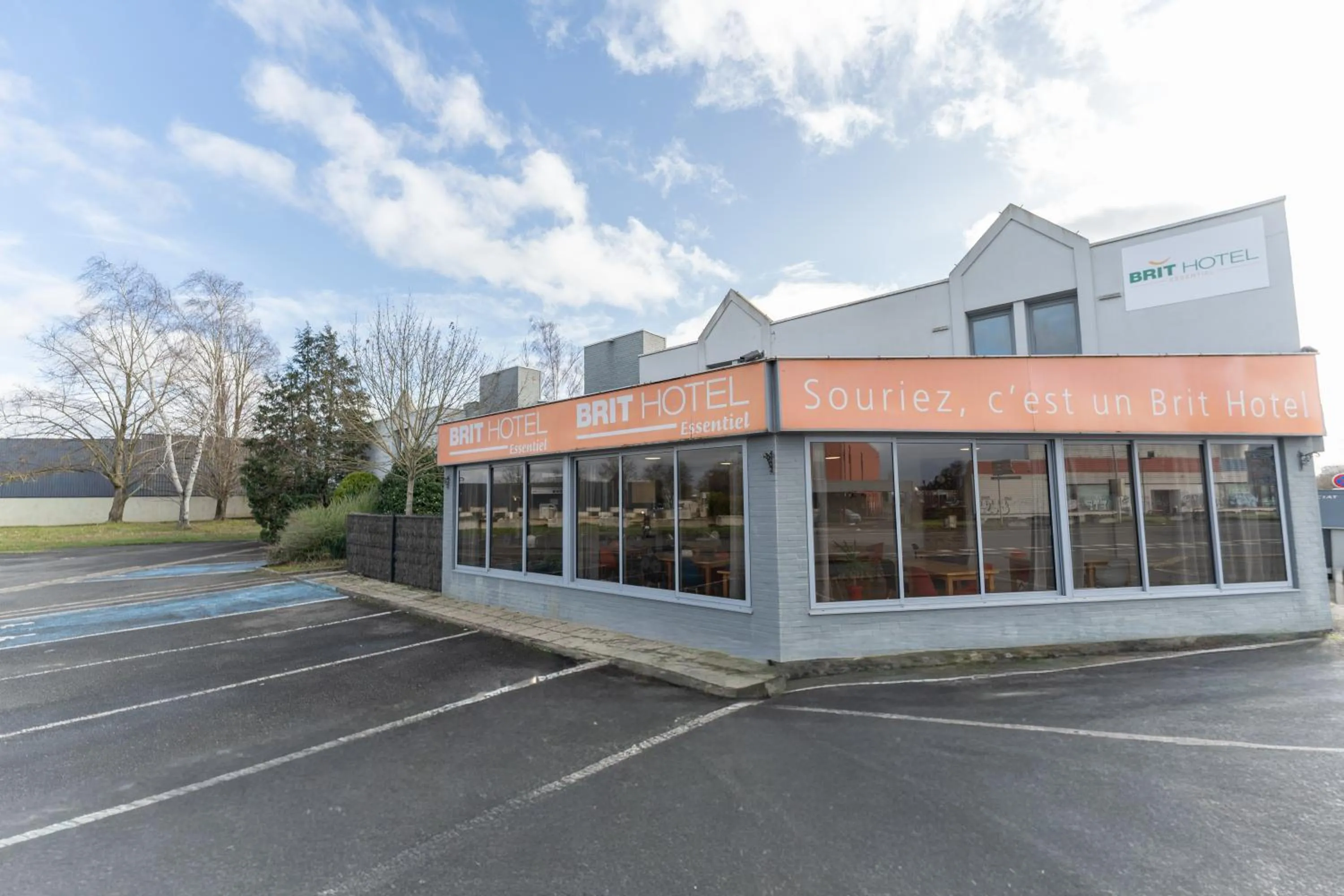 Facade/entrance in Brit Hotel Essentiel Tours Nord