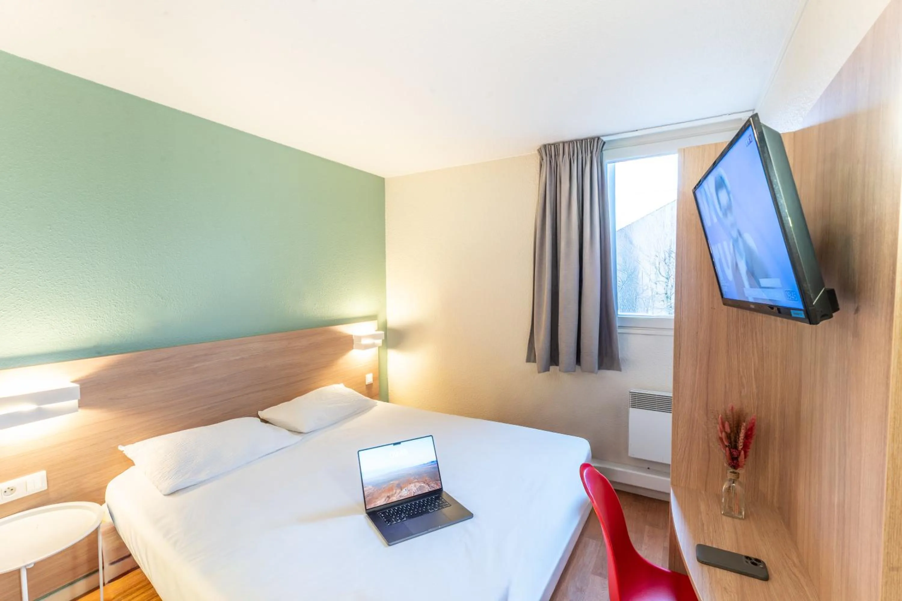 Photo of the whole room, Bed in Brit Hotel Essentiel Tours Nord