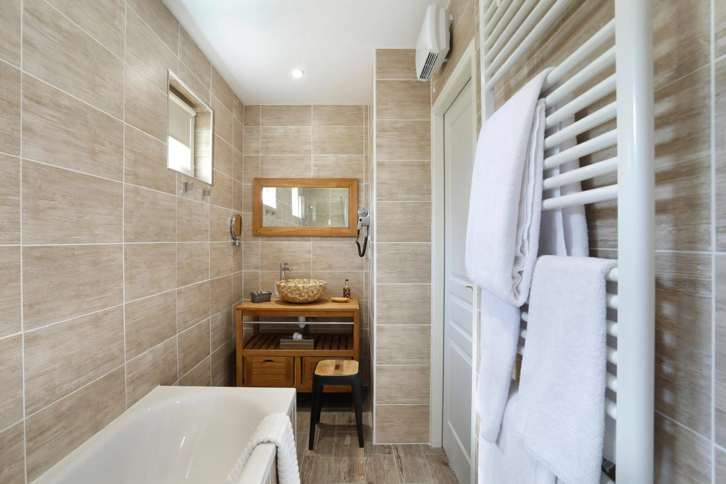 Bathroom in Auberge du Bon Laboureur Chenonceaux