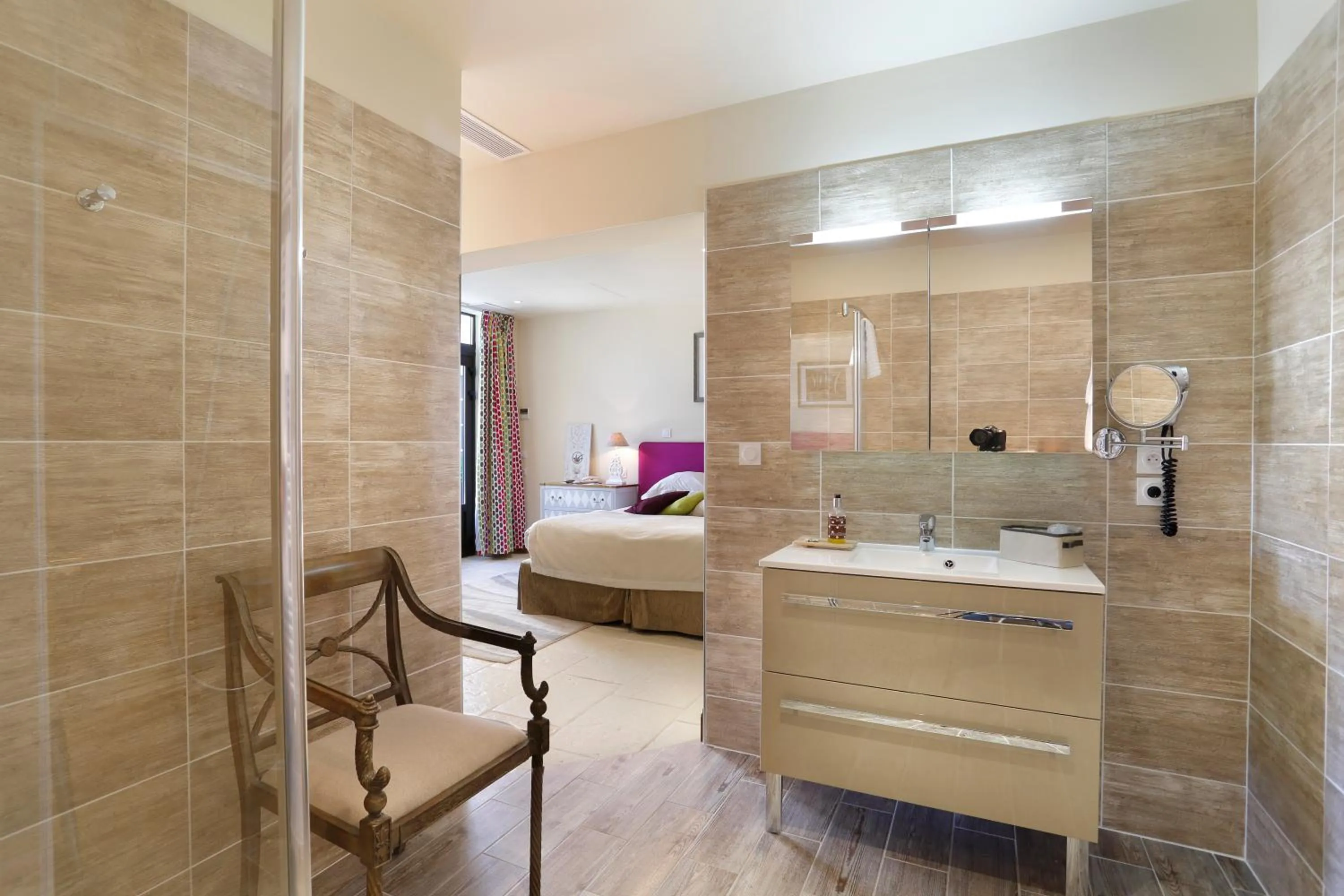 Bathroom, Bed in Auberge du Bon Laboureur Chenonceaux