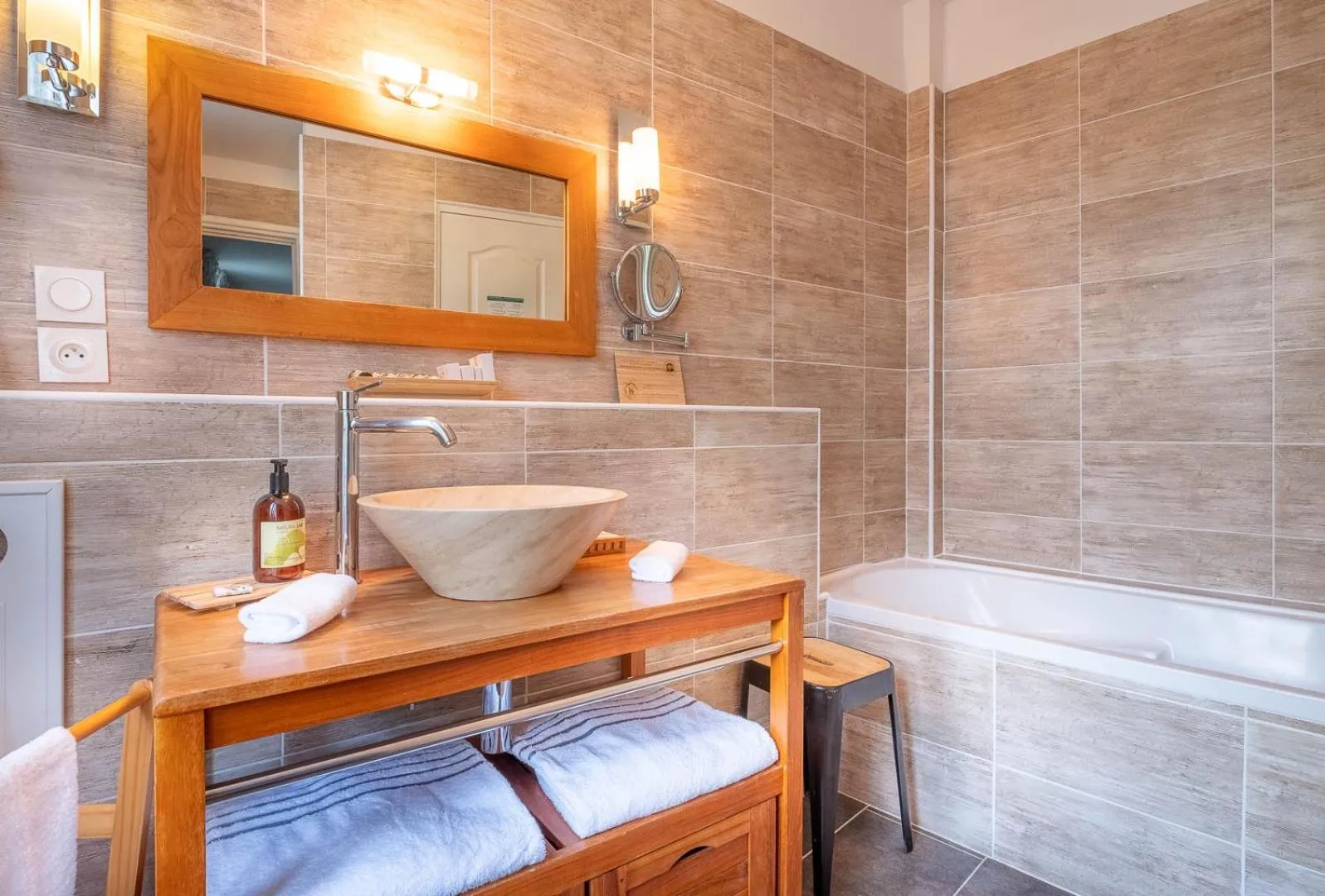 Bathroom in Auberge du Bon Laboureur Chenonceaux
