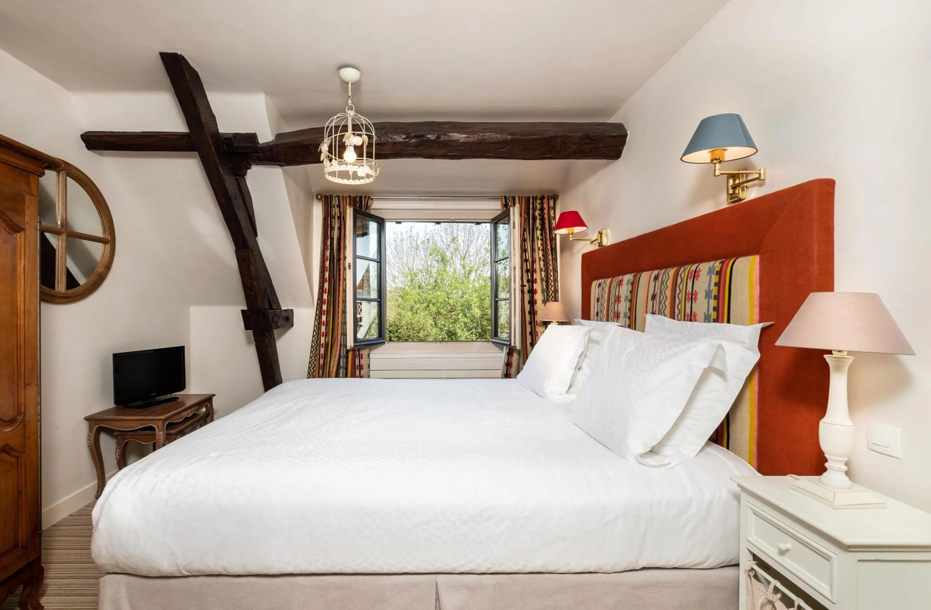 Photo of the whole room, Bed in Auberge du Bon Laboureur Chenonceaux
