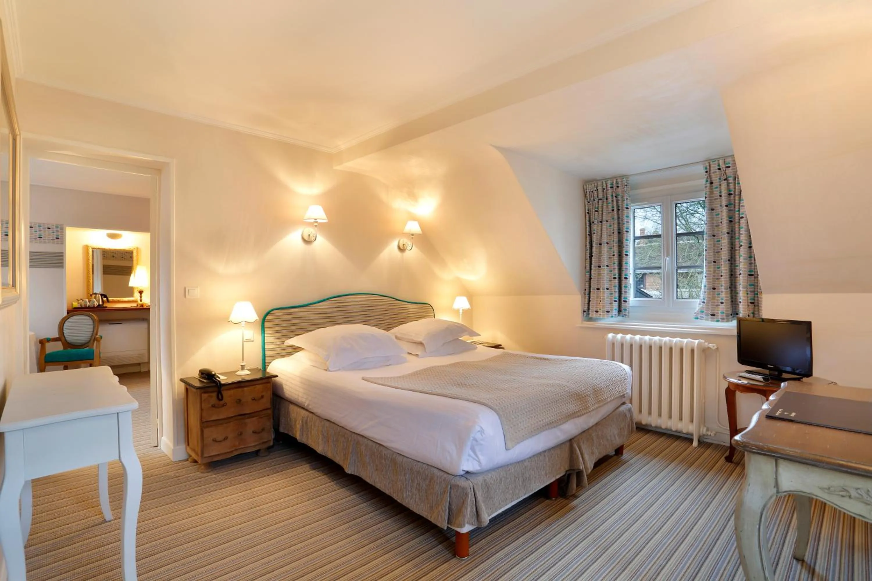 Bedroom, Bed in Auberge du Bon Laboureur Chenonceaux