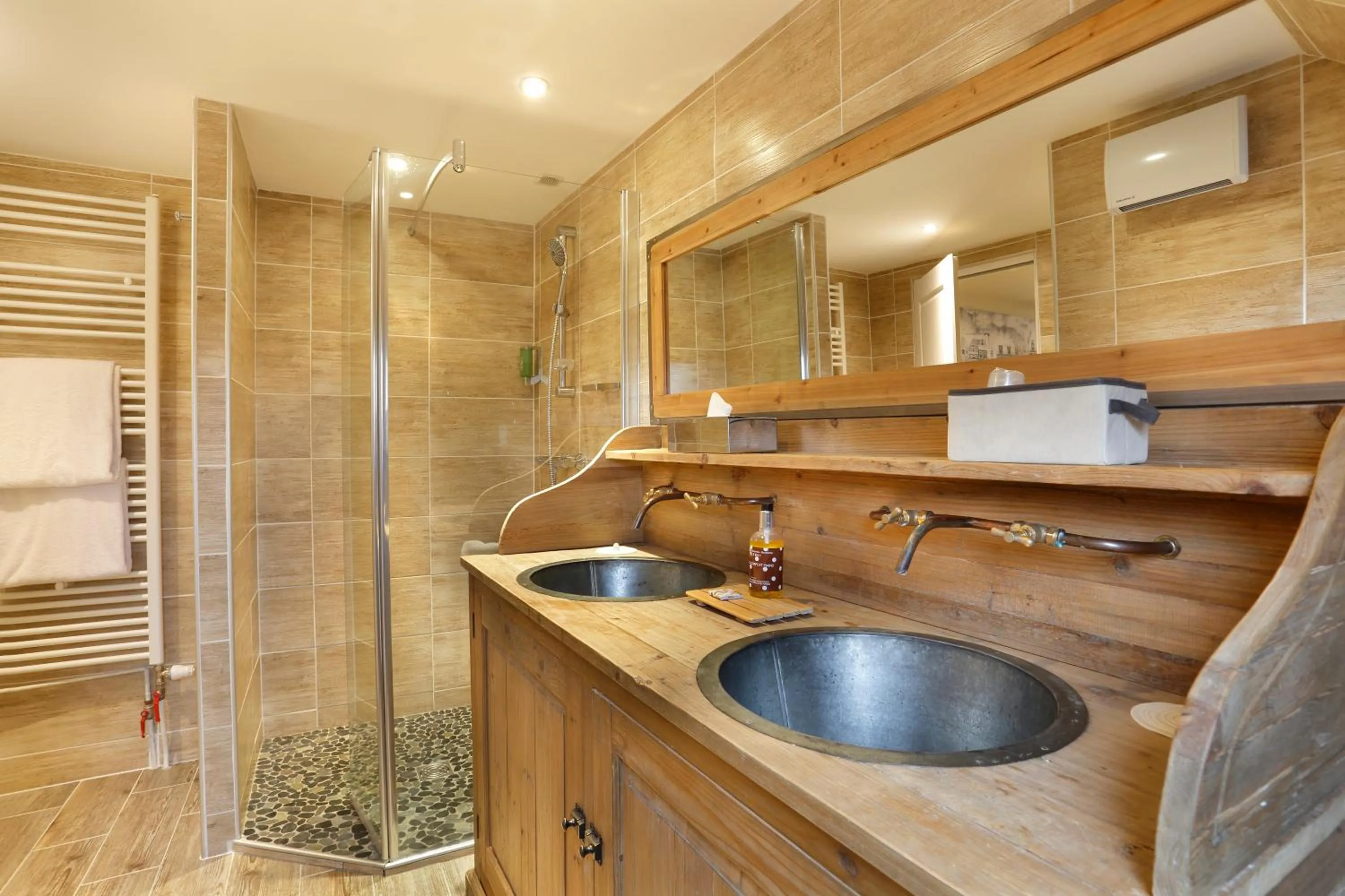 Bathroom in Auberge du Bon Laboureur Chenonceaux