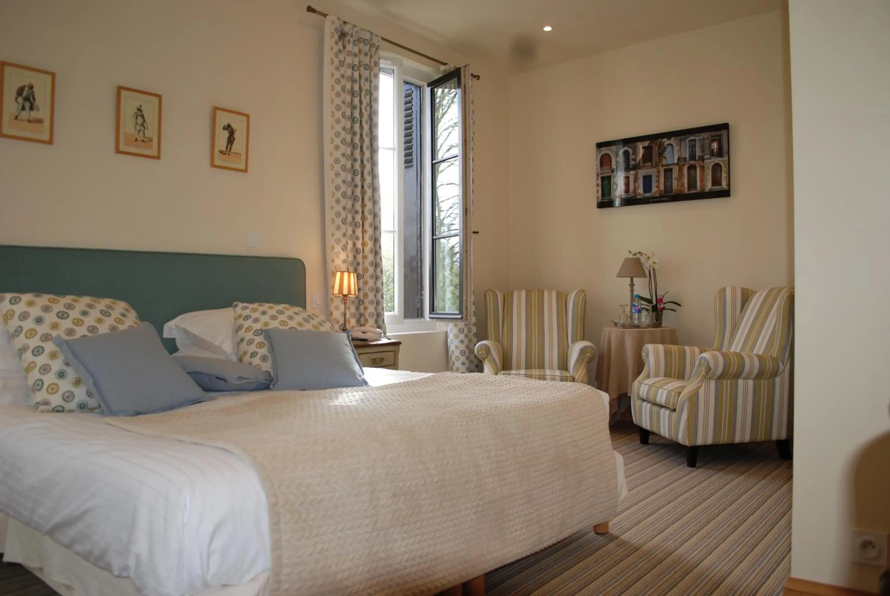 Bed in Auberge du Bon Laboureur Chenonceaux